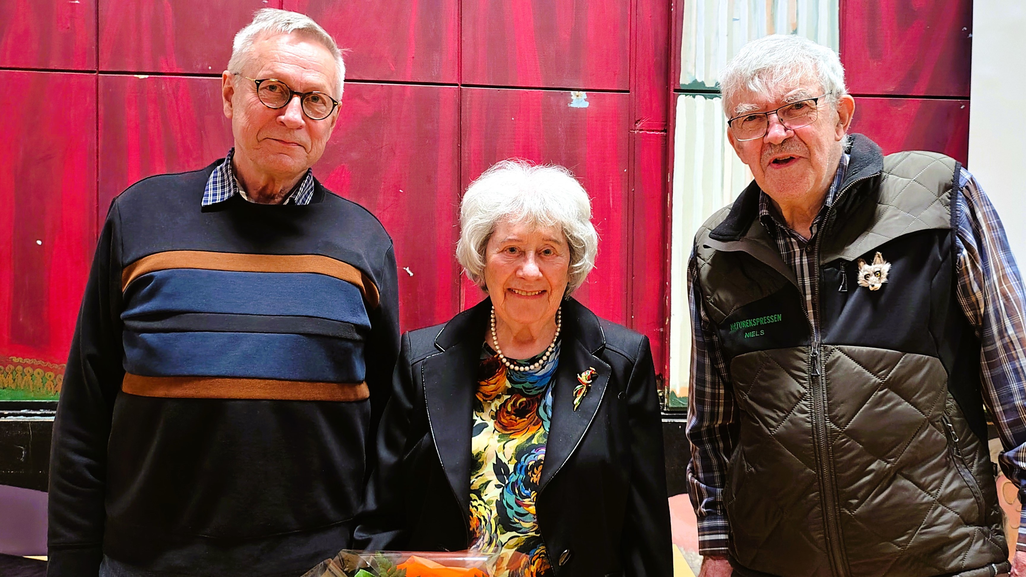 Birgit Fishermann holder jævnligt foredrag om sine oplevelser i Theresienstadt. Her står hun flankeret af Kristian Moberg og Niels Nielsen fra Historisk Forening