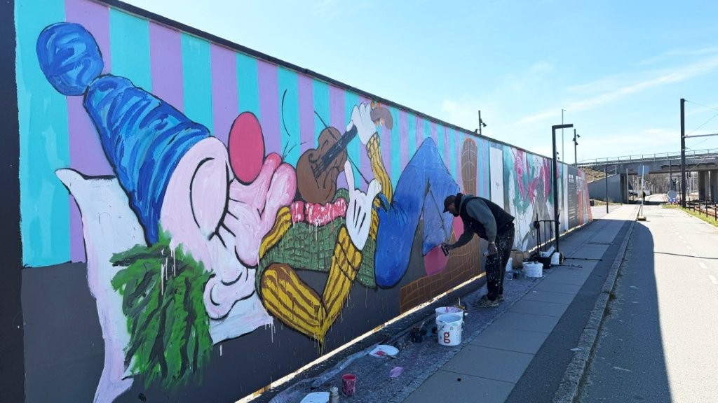 Kunstværket er 115 meter langt.