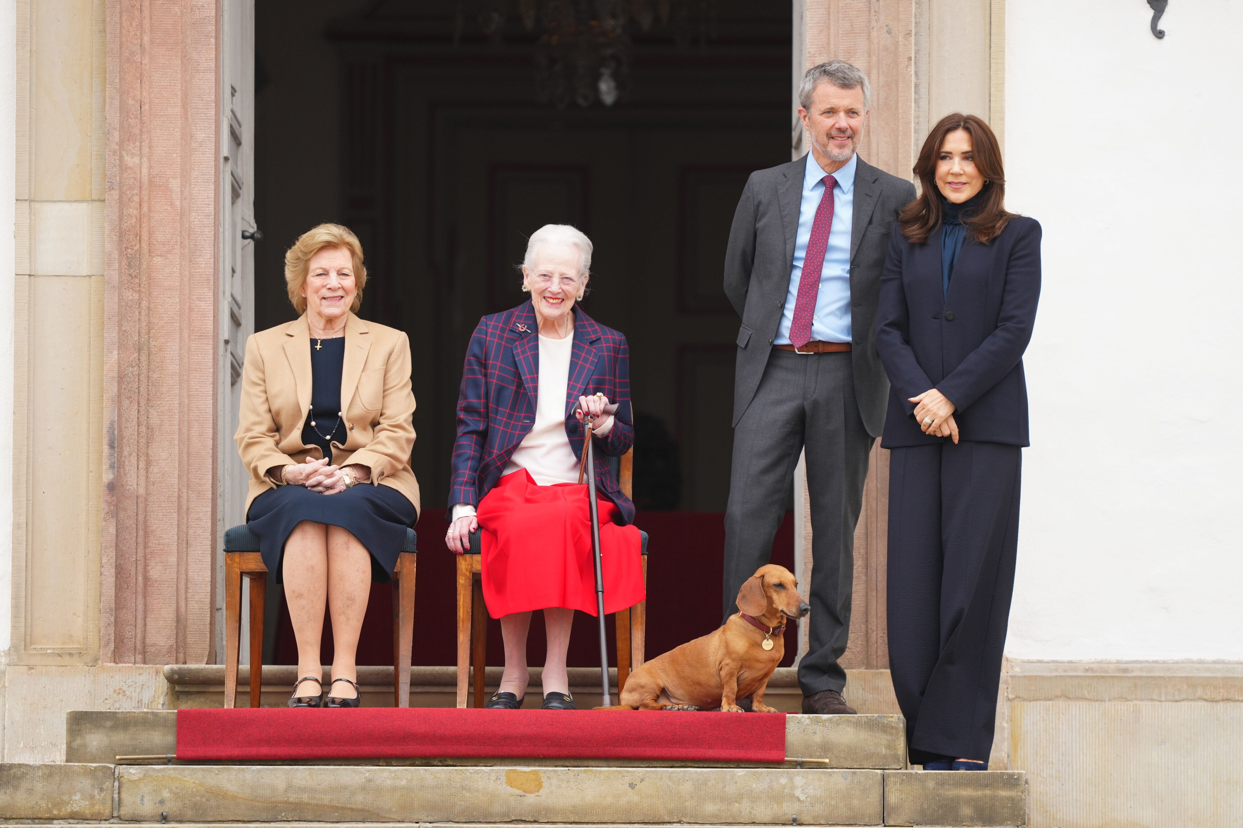 Ved sin side havde dronning Margrethe kong Frederik, dronning Mary og sin søster dronning Anne-Marie.