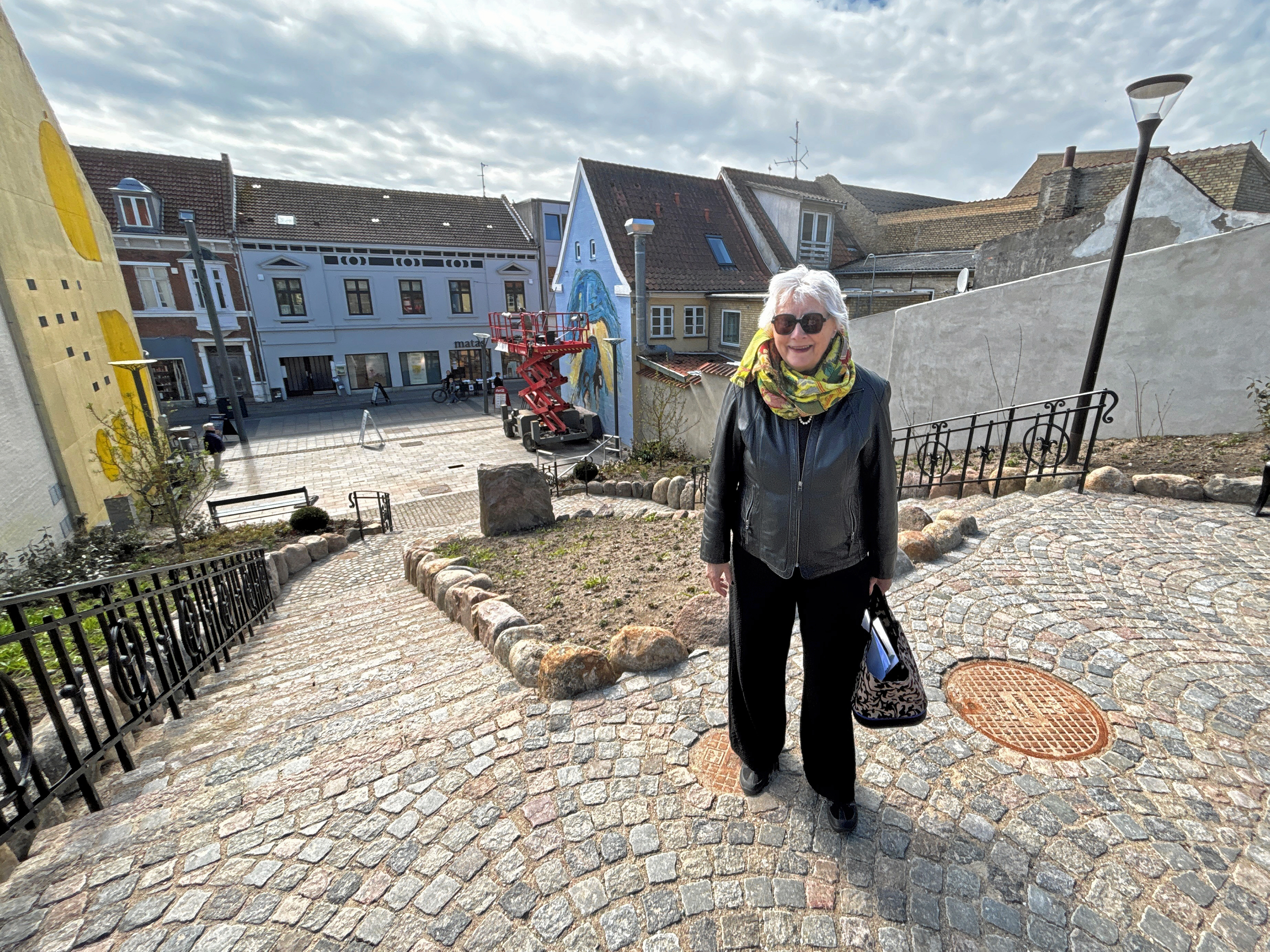 Den 25. april vil kunstmaleren Grethe Balles nye gavlmaleri på Solskinspladsen officielt blive afsløret. Ved samme lejlighed fejres det, at Møllebakketrappen og Bredgadeparkeringspladsen er blevet sat i stand. Kalundborg Forskønnelsesforening har planlagt fejringen af dagen, fortæller formand Susanne Uhre-Prahl (billedet).