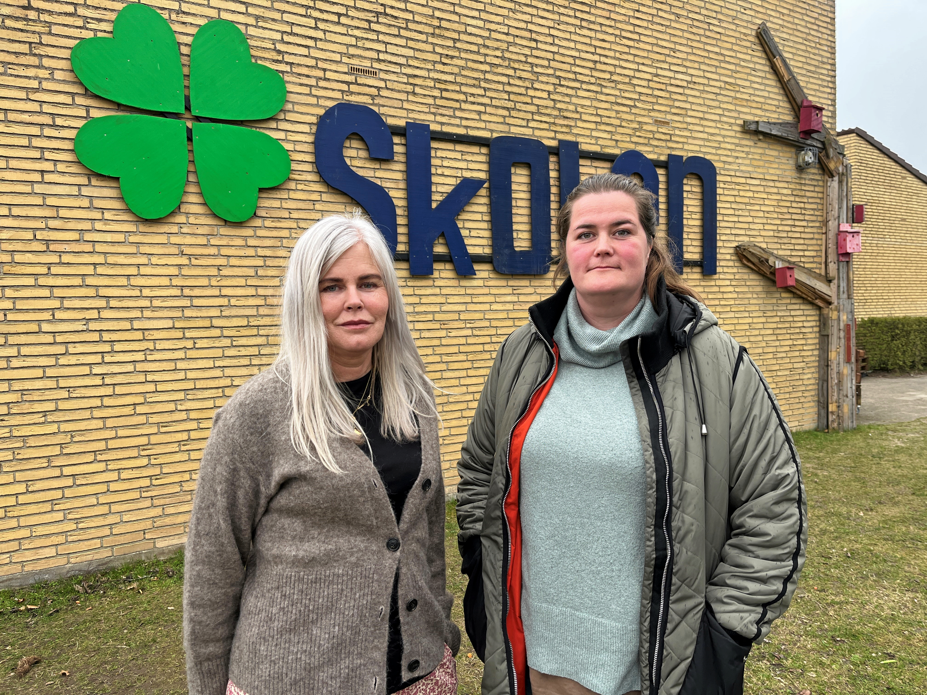 - Det er ulykkeligt og alvorligt. Og det kalder på handling, lyder reaktionen fra skoleleder Sara Velling (tv), der ses sammen med arbejdsmiljørepræsentant Ida Bysøe Hansen.