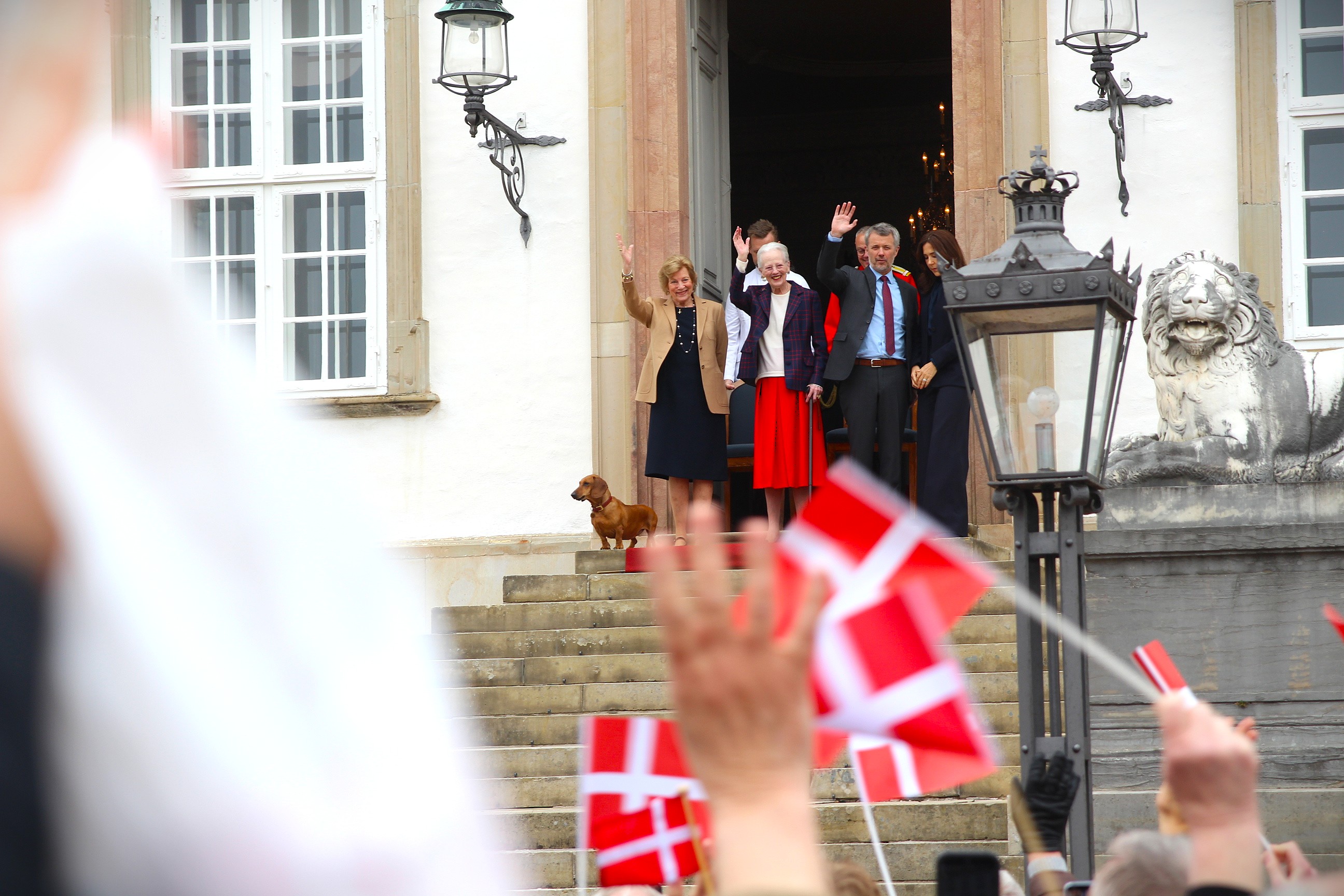 Dronning Margrethe blev torsdag fejret på Fredensborg Slot, da hun - i selskab med blandt andre kongeparret - kom ud på slottets hovedtrappe for at hilse på de mange fremmødte og overvære en koncert med Den Kongelige Livgardes Musikkorps.