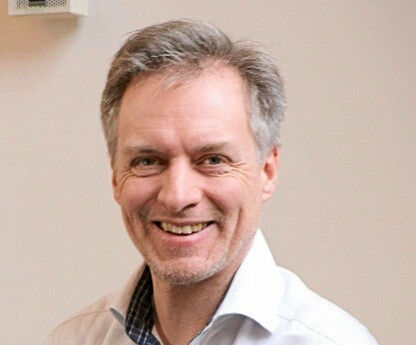 Lasse Skovgaard fortæller om musik og sangens indvirkning på helbredet under foredraget på Haslev Bibliotek.