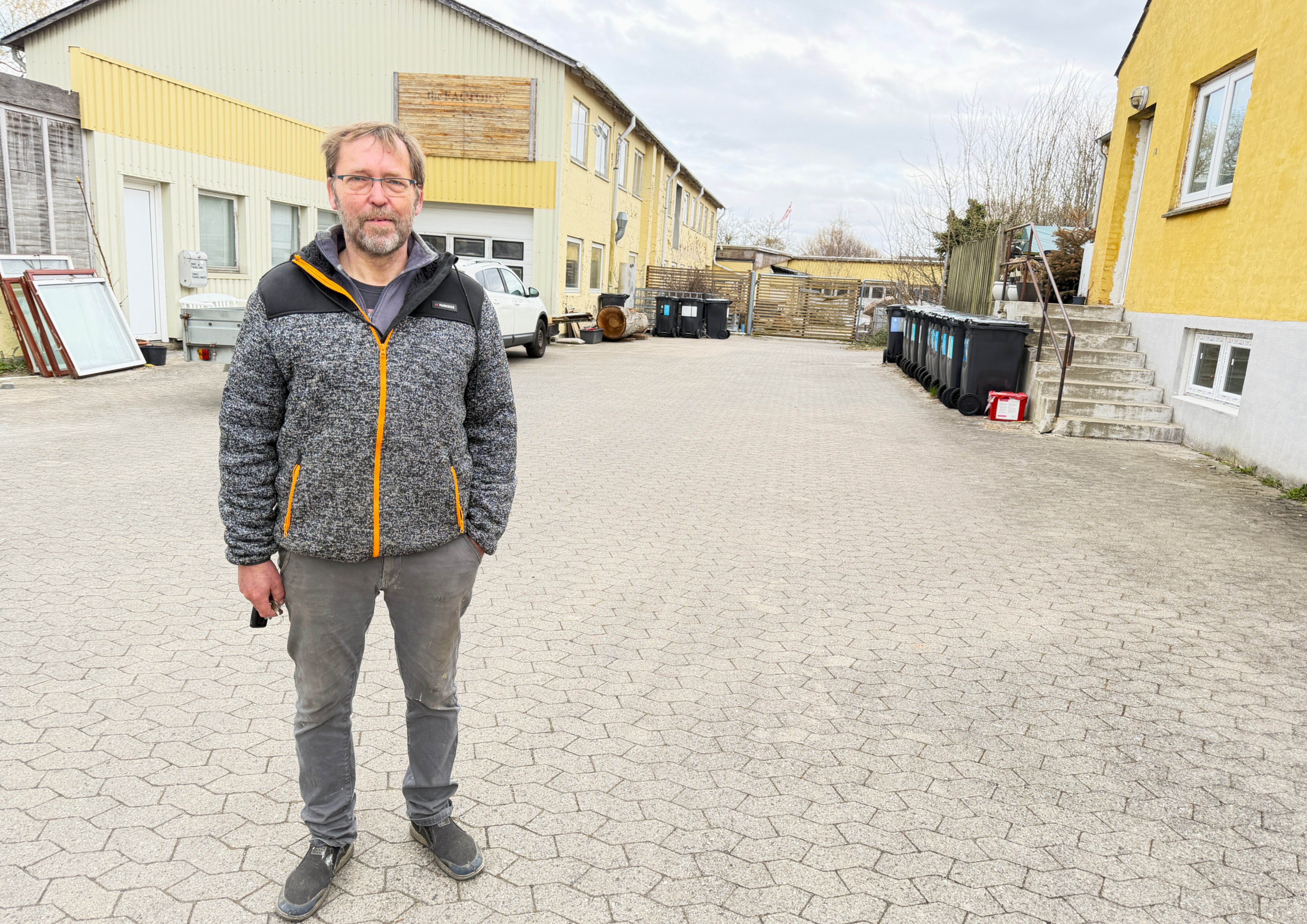 Da Klaus Overgaards far i 1983 købte erhvervsejendommen, vidste ingen, at den tidligere fabrik havde efterladt mange tons gift i jorden. I dag er grunden en klods om Klaus Overgaards ben.
