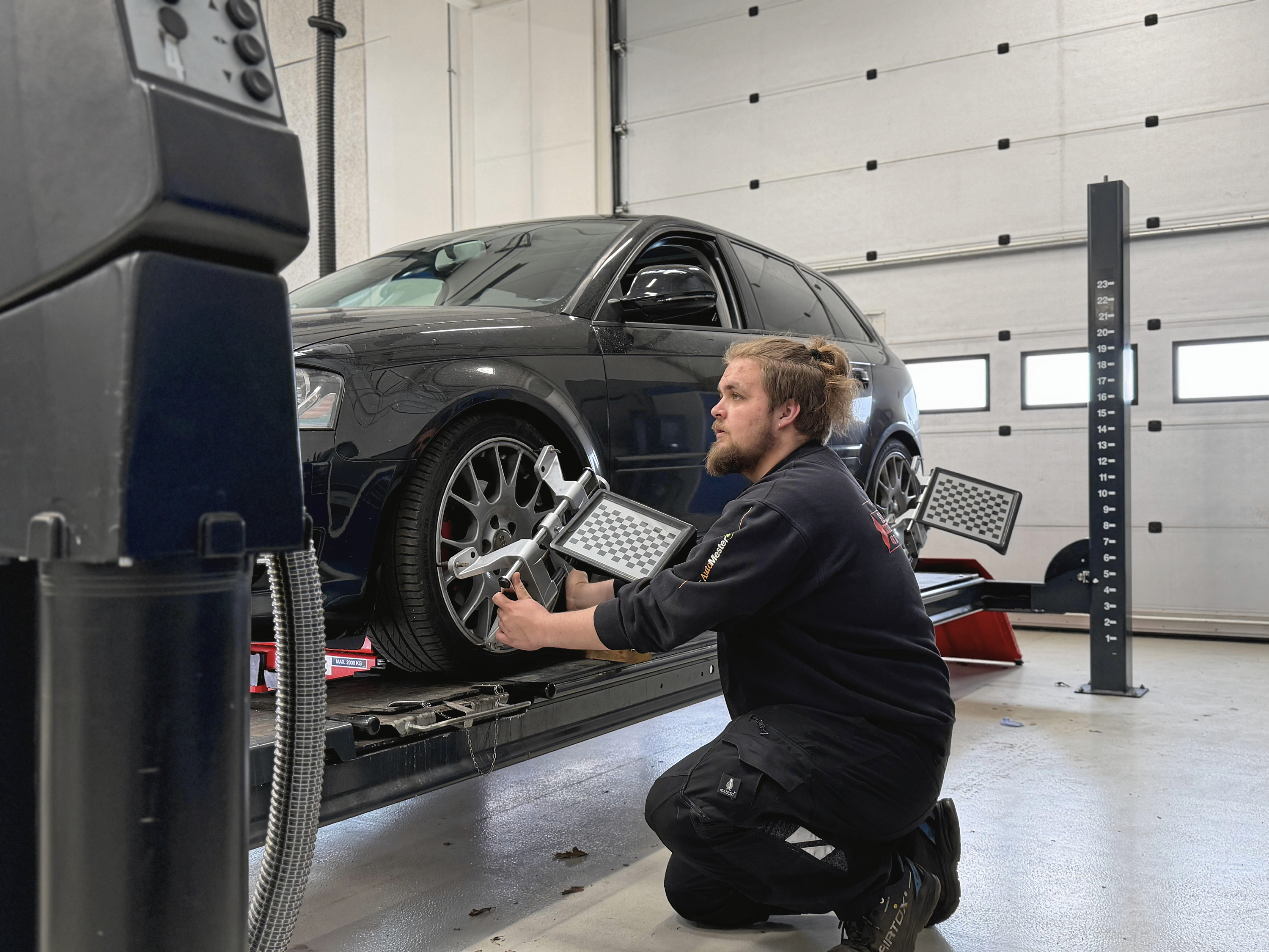 Gustav Bonne Gudmand-Høyer fra Gilleleje er en af de otte lærlinge, der skal kæmpe om titlen som Danmarks bedste personvognsmekaniker til DM i Skills 2026.