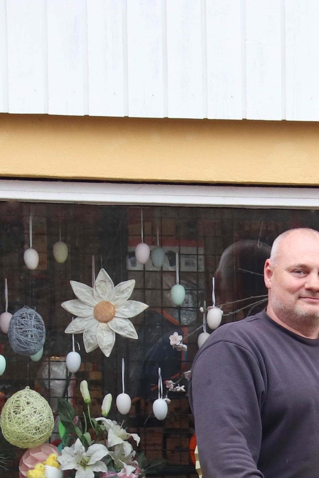 John Larsens kæreste Dorthe Schønning Jensen hjælper med bogholderiet, og hans mor Birgit Larsen er ligesom hans søn Matias ansat på deltid i den familieejede virkesomhed. - Pipaluk Balslev John Larsens kæreste Dorthe Schønning Jensen hjælper med bogholderiet, og hans mor Birgit Larsen er ligesom hans søn Matias ansat på deltid i den familieejede virkesomhed.