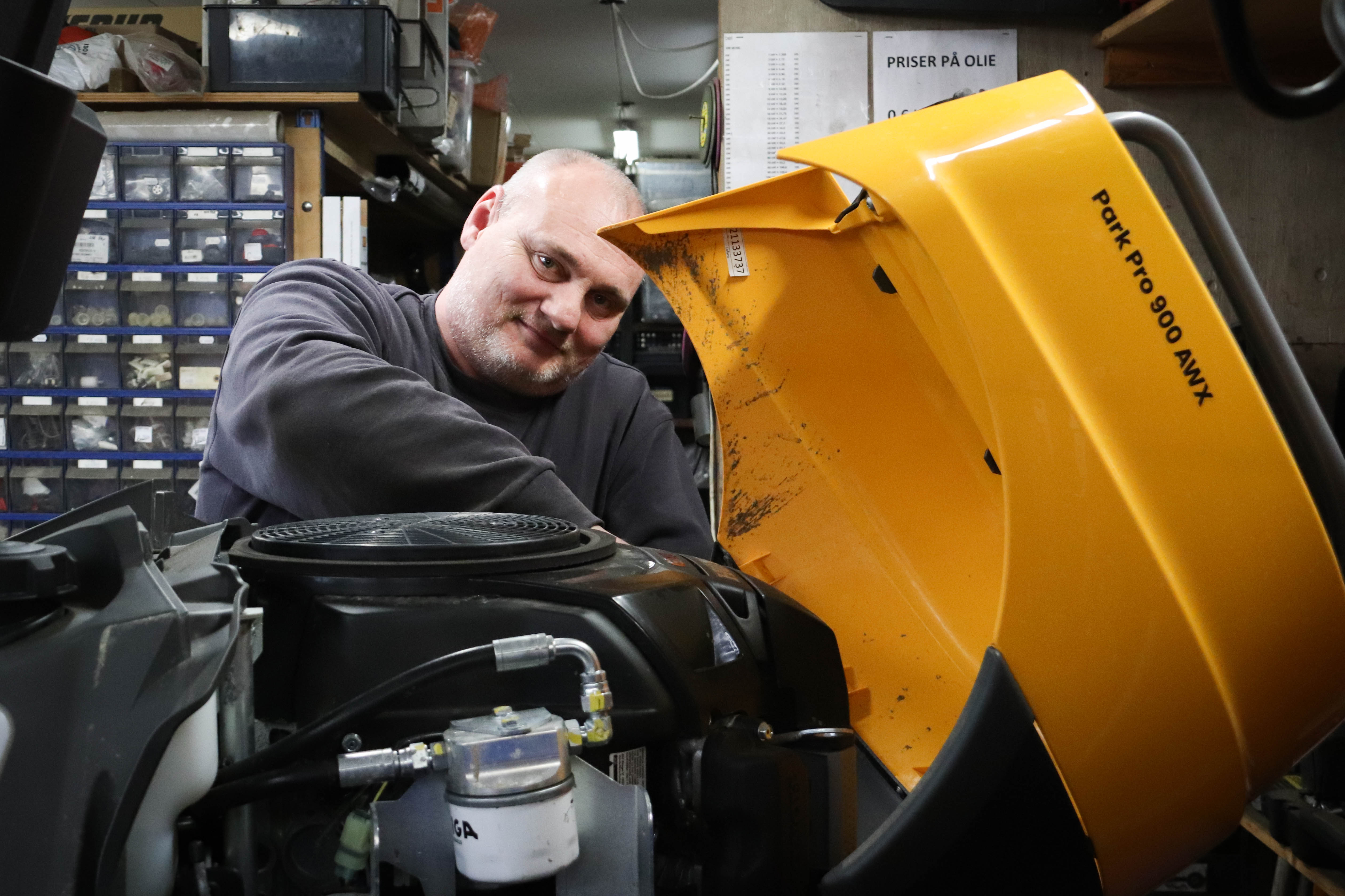 Nykøbing Plæneklipperservice i Odsherred drives af John Larsen.