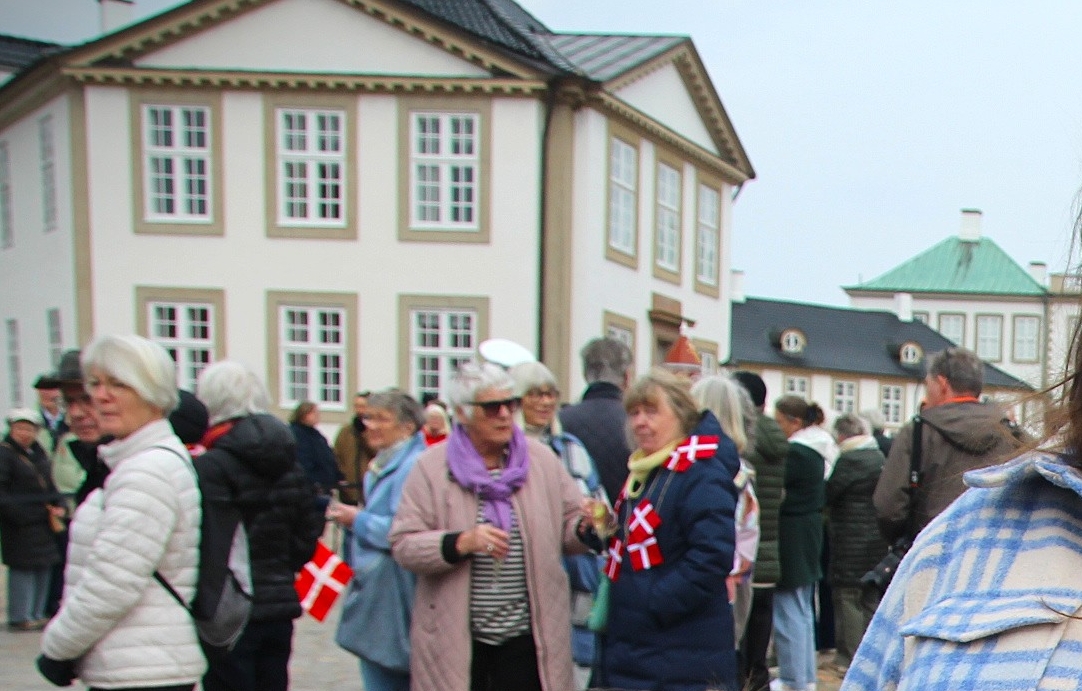 Cecilie og hendes to døtre, Dagmar og Georgine, var blandt de mange, der var mødt op ved Fredensborg Slot torsdag middag for at være med til at fejre dronning Margrethe. - Martin Warming Cecilie og hendes to døtre, Dagmar og Georgine, var blandt de mange, der var mødt op ved Fredensborg Slot torsdag middag for at være med til at fejre dronning Margrethe.