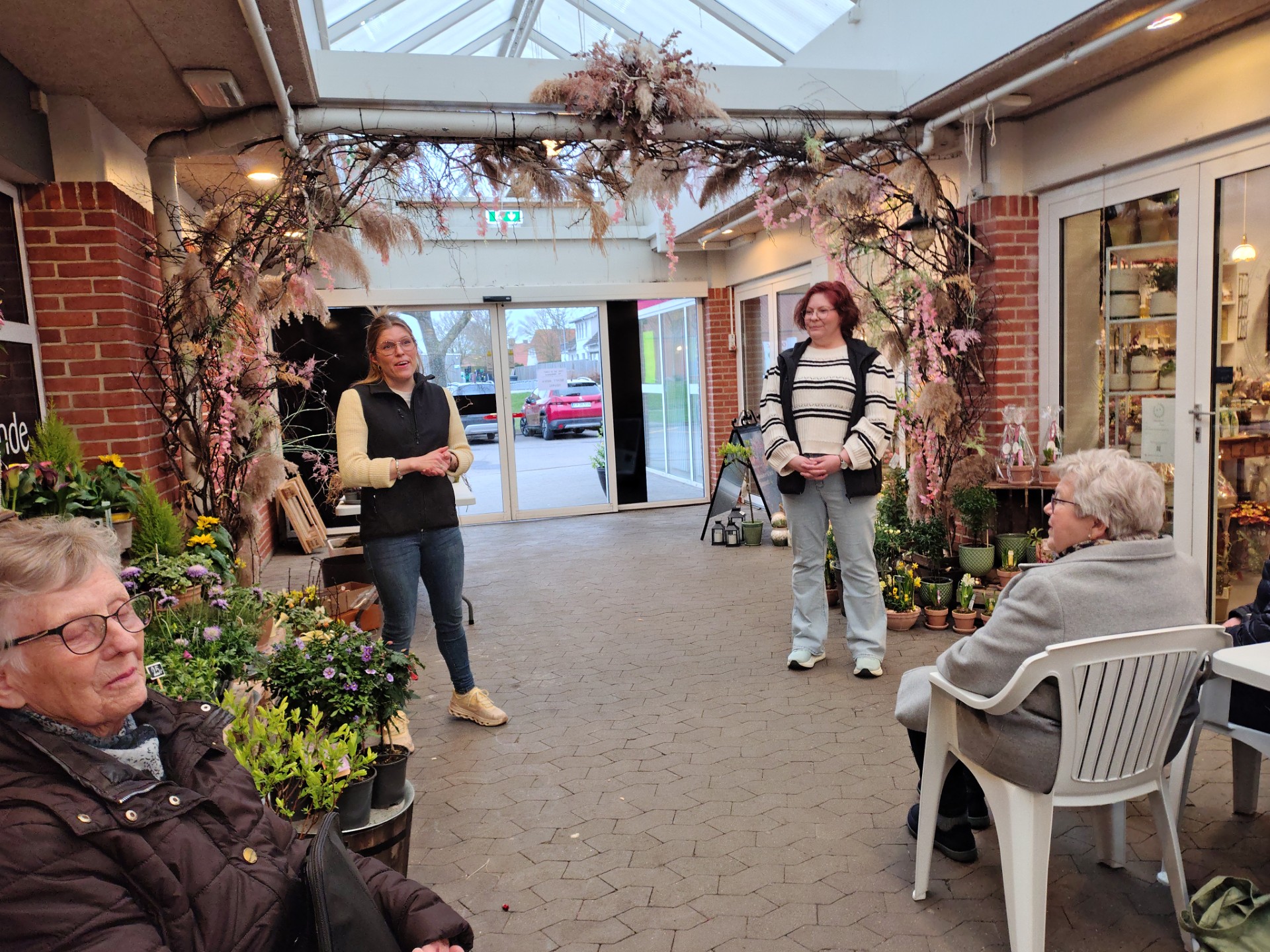 Blomsterpigerne Rikke og Mathilde gav de deltagende et indblik i, hvordan de driver deres forretning.