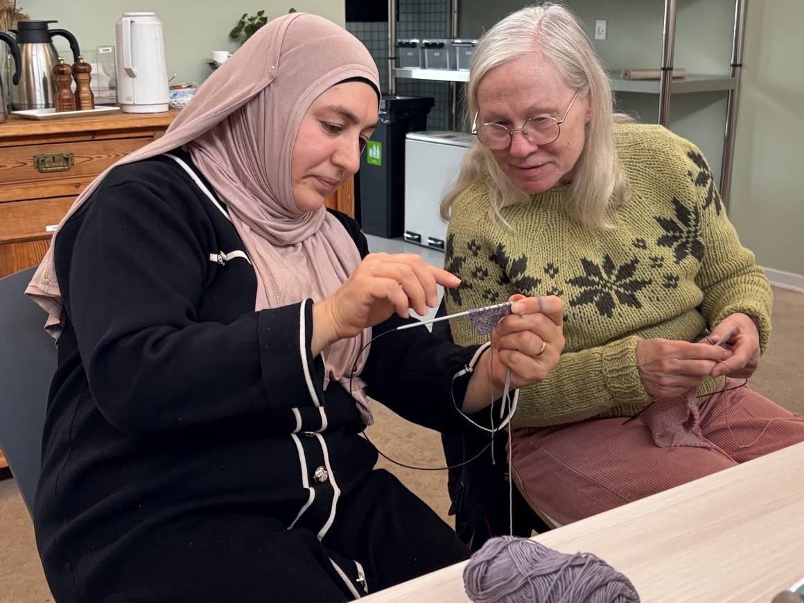 Mariam Noori og Marianne Hougaard har mødt hinanden i Nørklecafeen, hvor de strikker hygiejnebind til kvinder i Afrika.
