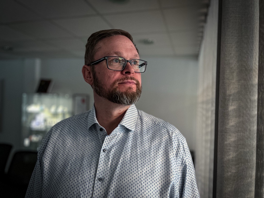 - Vores produkt er noget, vi ved, hjælper mennesker, og det driver mig til at møde på arbejde, siger Kim Jönsson, driftsdirektør i Uneeg Medical.