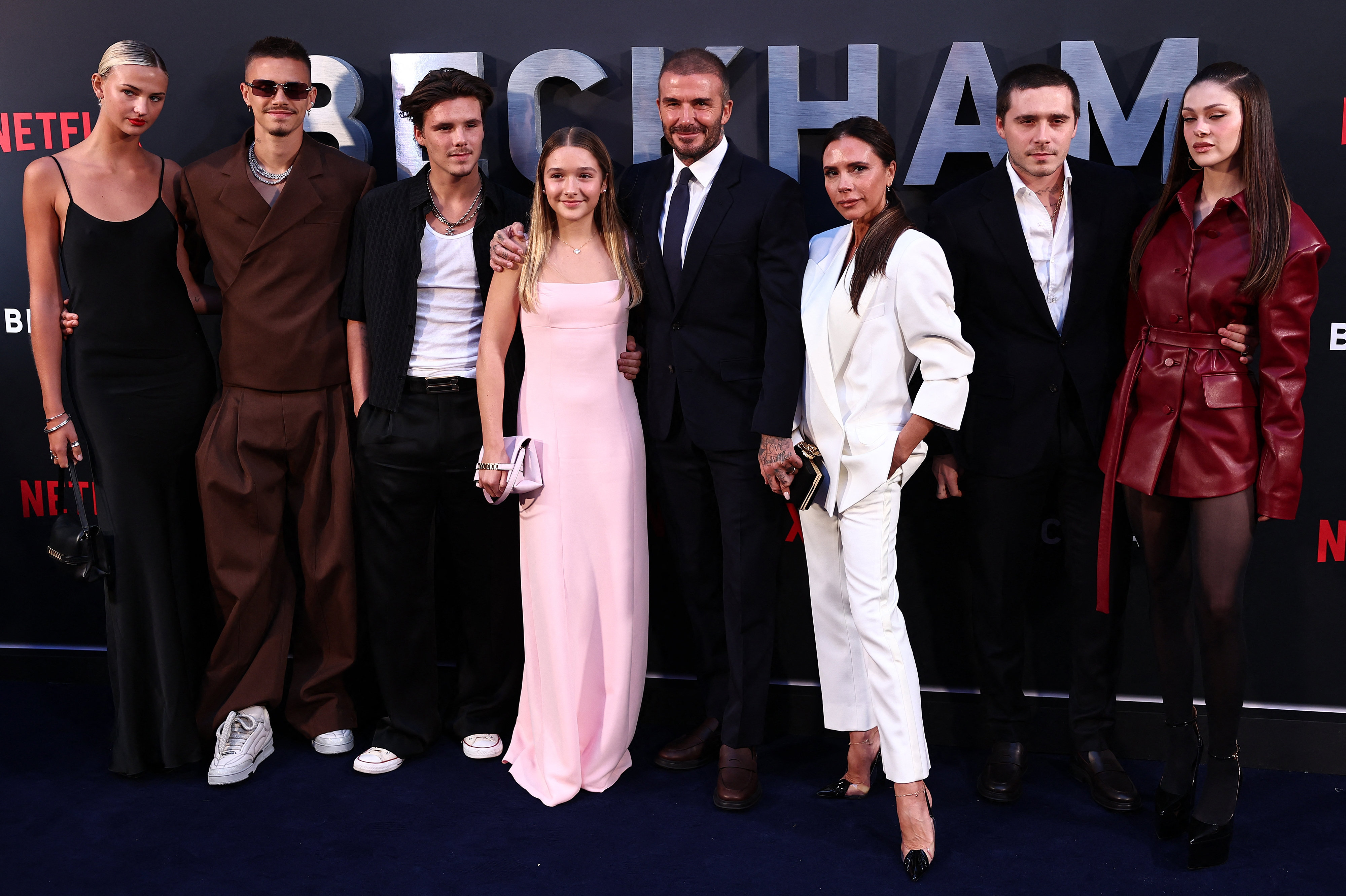 Hele familien Beckham og børnenes respektive partnere deltog i oktober ved premieren til dokumentaren "Beckham" i London. Fra venstre er det Mia Regan, Romeo Beckham, Cruz Beckham, Harper Beckham, David Beckham, Victoria Beckham, Brooklyn Beckham og Nicola Peltz Beckham. (Arkivfoto).