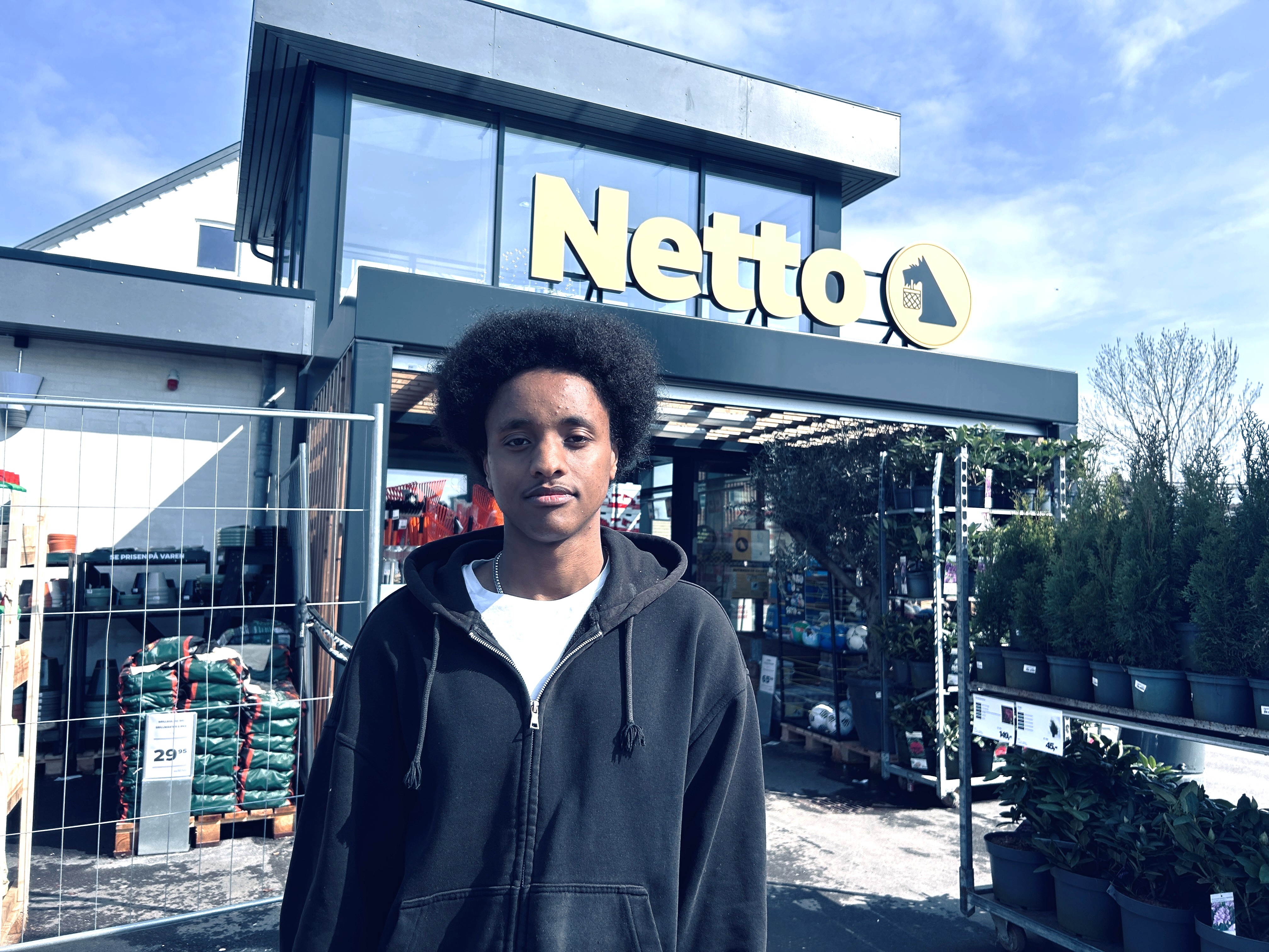 Arafat Heis Fareh er blevet fyret fra Netto, fordi behandlingen af hans opholdstilladelse er trukket ud. Men han må gerne arbejde.