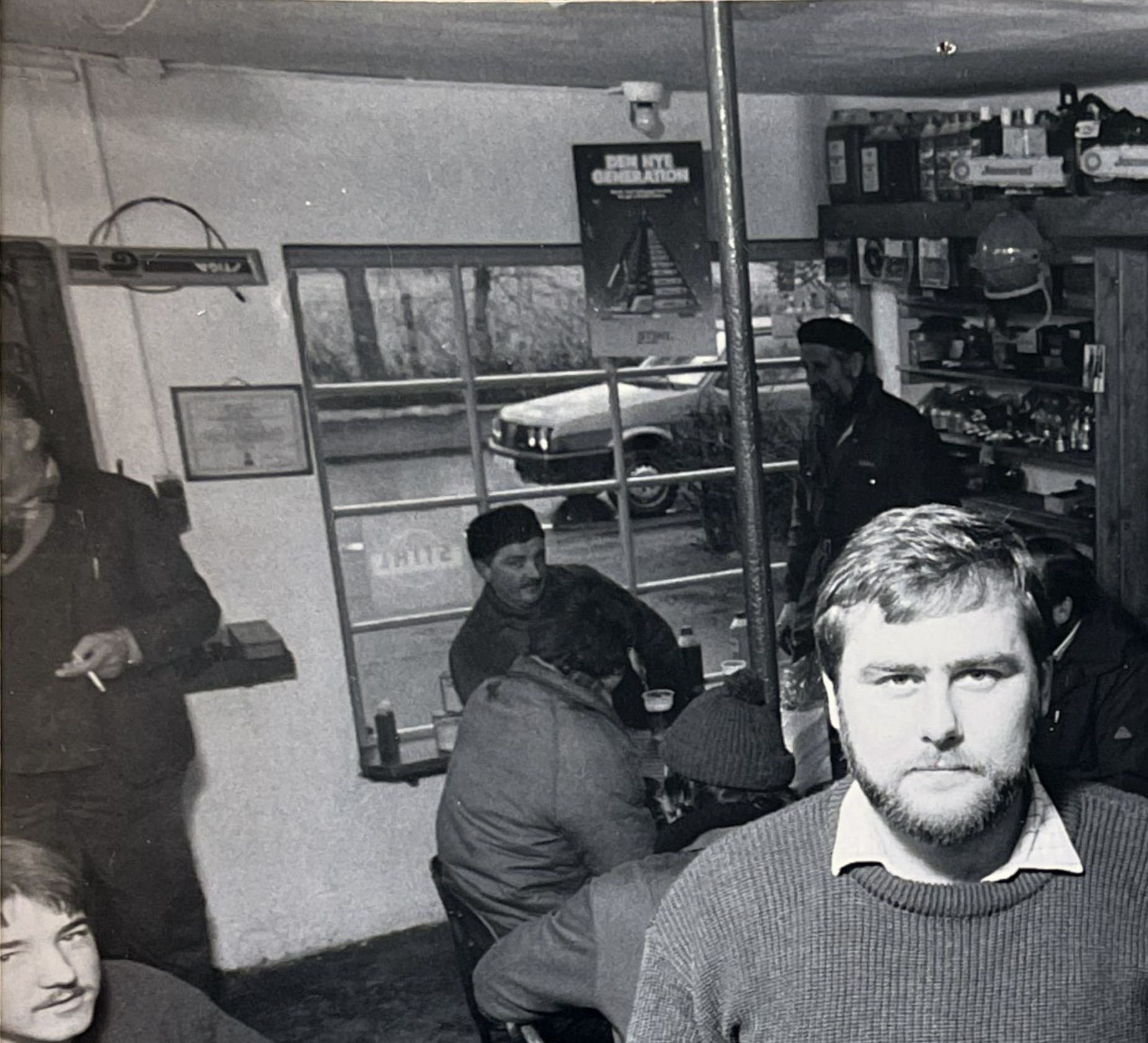 I 1986 overtog Flemming Larsen Odsherreds Mortorsave- & Plæneklipperservice efter Svend Emanuel Larsen, som ses mellem Flemming Larsen og hans kone Birgit Larsen.. - MIK I 1986 overtog Flemming Larsen Odsherreds Mortorsave- & Plæneklipperservice efter Svend Emanuel Larsen, som ses mellem Flemming Larsen og hans kone Birgit Larsen..