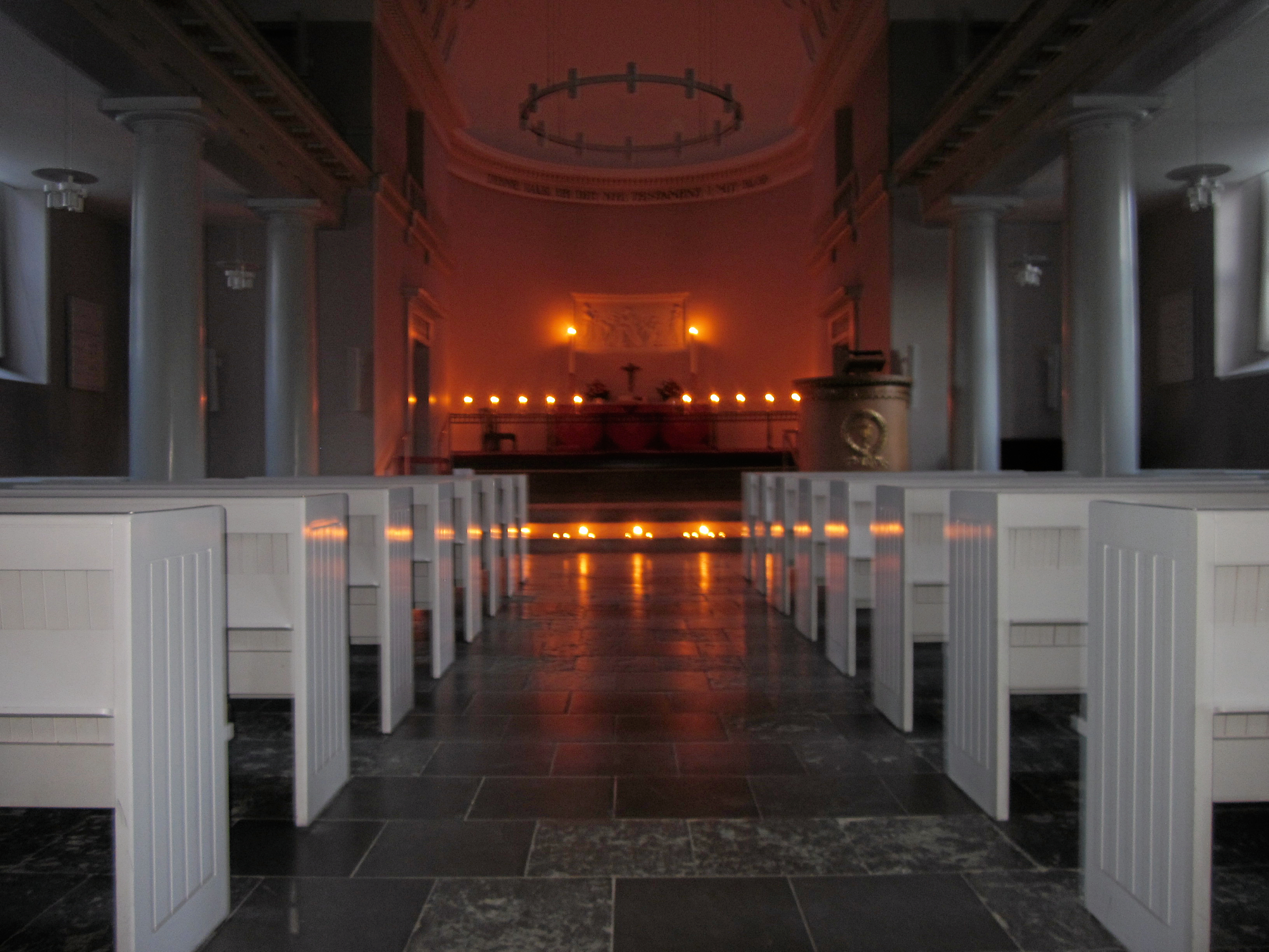 Hørsholm Kirke inviterer denne torsdag aften menigheden indenfor til stillegudstjenesten Ro til tro og musikalske toner fra jazzsangerinde Deborah Herbert.