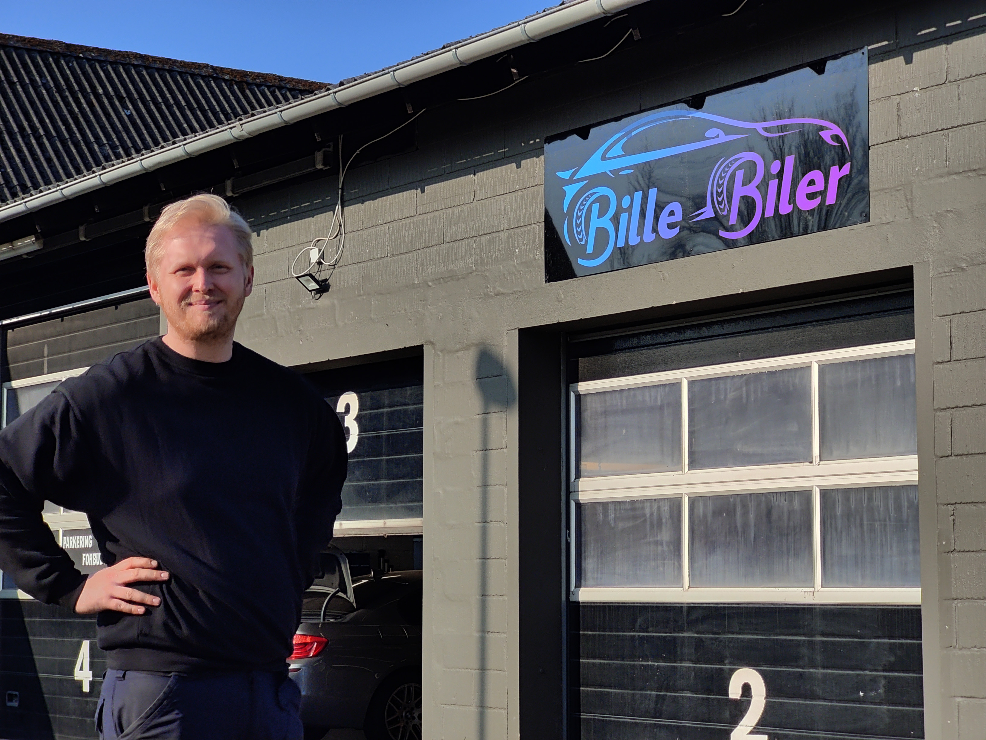Mikkel Bille har brugt et par måneder på at gøre lokalerne klar til Bille Biler. Det er en drøm, som er gået i opfyldelse for den nye mekaniker på Jørgen Jensens Vej.