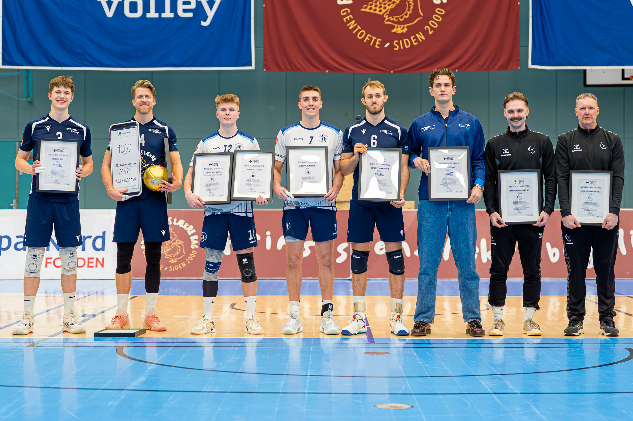 Årets hold i Volleyligaen med tre spillere fra Gentofte Volley: Længst til venstre Rasmus Reitz, nr. to fra venstre Steen Sørensen og nr. fem fra venstre Rasmus Mikelsons.