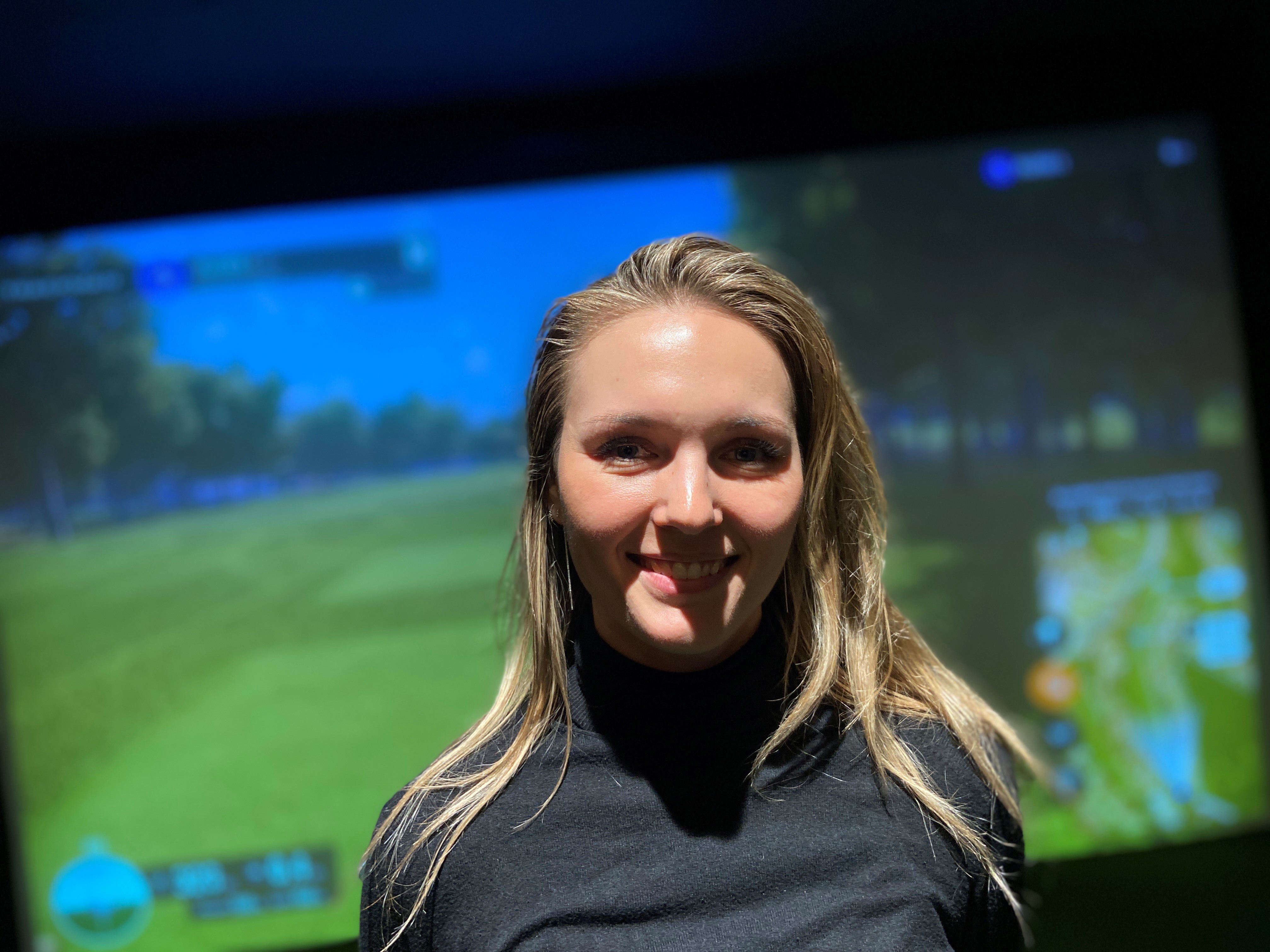 Xenia Dufke har lagt mange timer i golfklubbens simulatortræningsmaskine.
