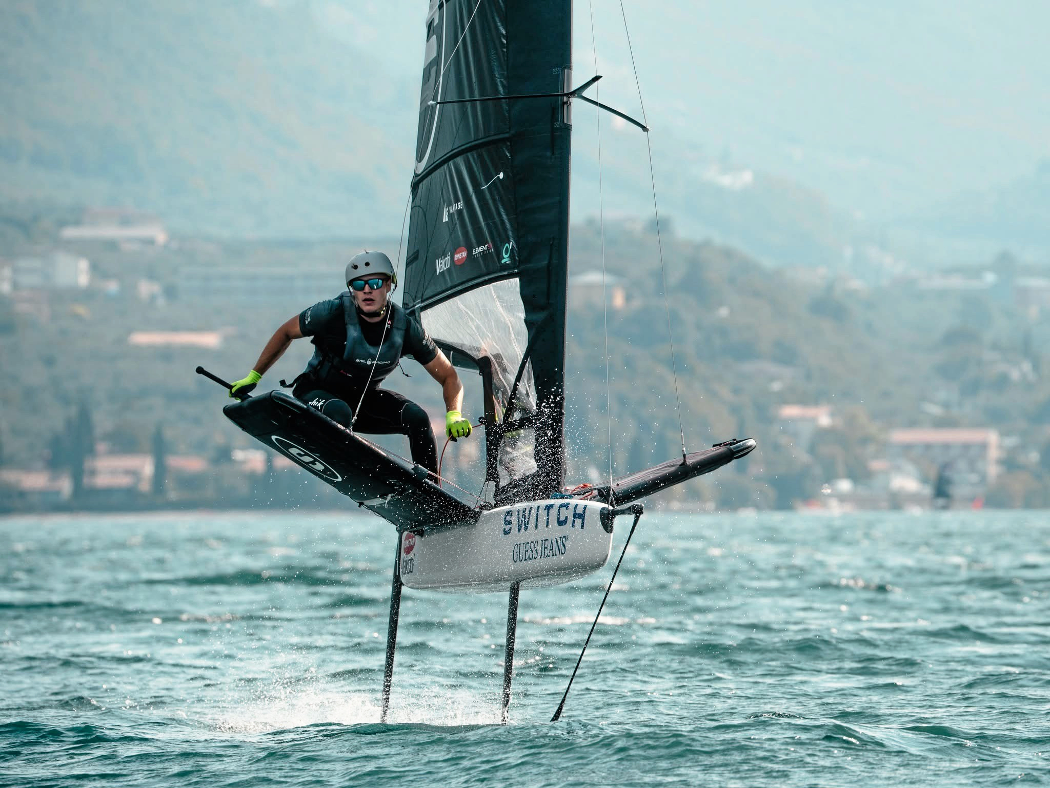 Magnus Overbeck, 22 årig professionel foiling-sejler, er bogstaveligt talt flyvende på vandet. Han er netop kåret som 'Årets SPortsnavn 2025' af Team Hørsholm.