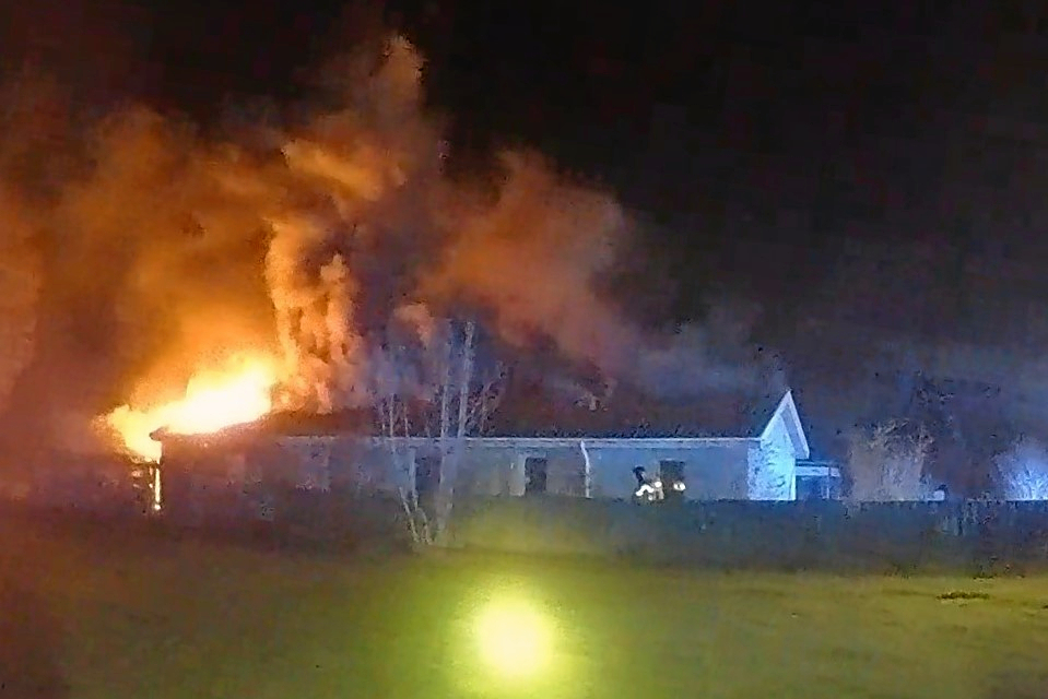 Det kan gå vildt for sig, når et simpelt elcykelbatteri går i brand. Her ses foto fra en brand i Køng.