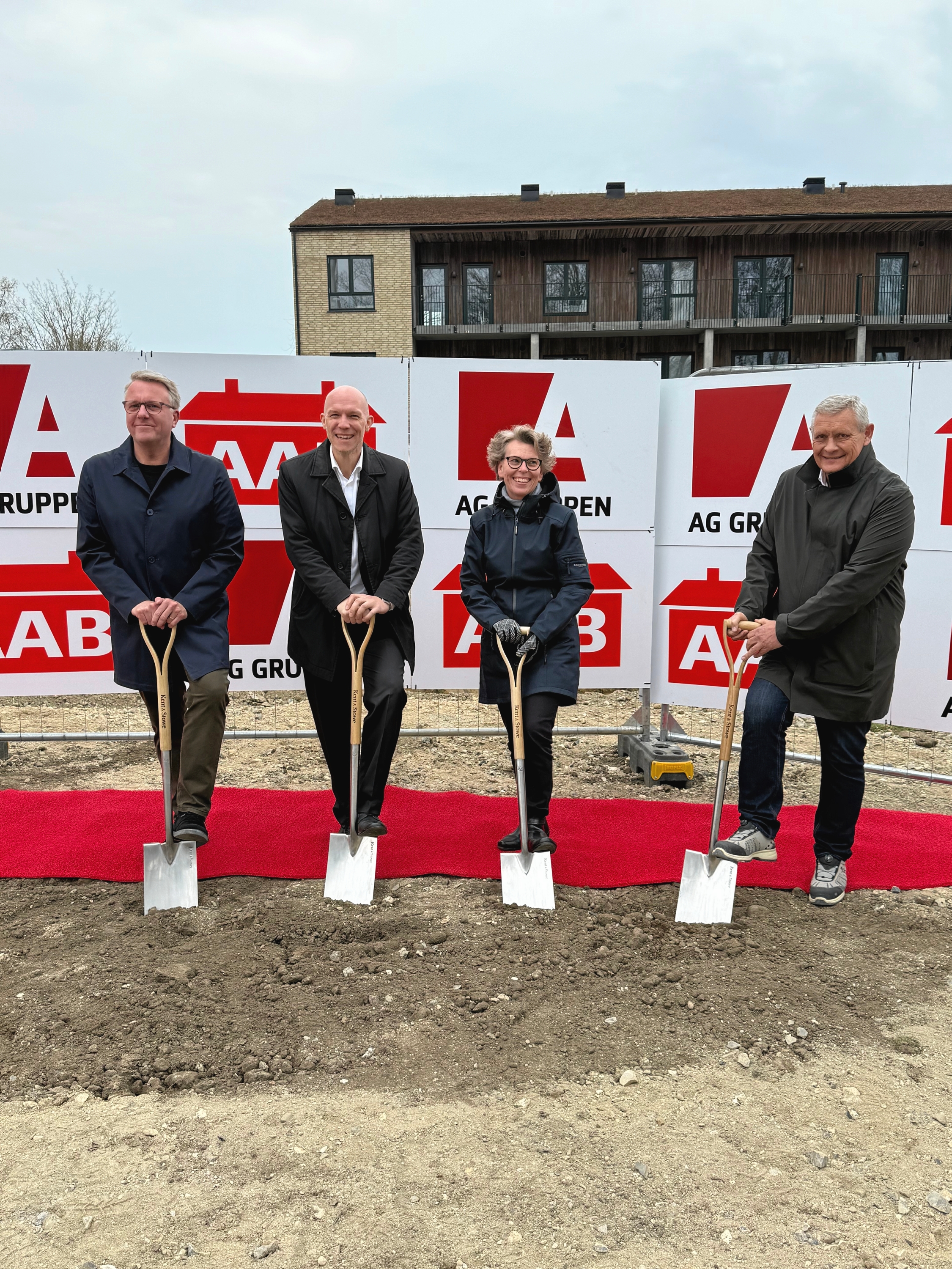Fungerende erhvervsminister Morten Bødskov (tv), Charles Thomassen, formand for AAB, borgmester Britt Jensen og Tony Christrup, direktør i AG Gruppen satte spaderne i jorden til de 56 nye almene boliger. - Presse Fungerende erhvervsminister Morten Bødskov (tv), Charles Thomassen, formand for AAB, borgmester Britt Jensen og Tony Christrup, direktør i AG Gruppen satte spaderne i jorden til de 56 nye almene boliger.