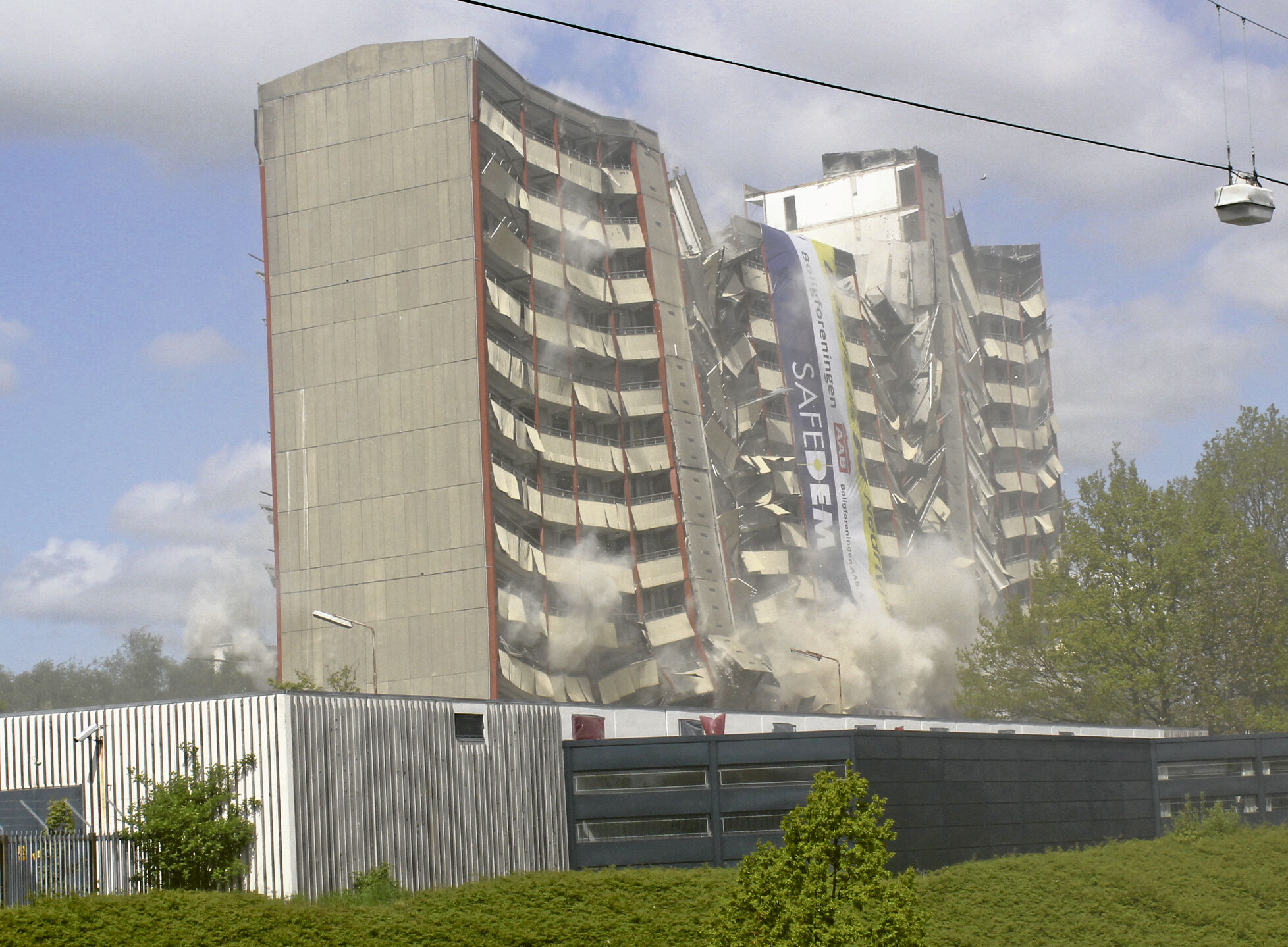 Sprængning af højhuse i Rødovre i 2012. De to højhuse i Ruskær og Agerkær, på 12 og 14 etager, blev revet ned ved hjælp af sprængning