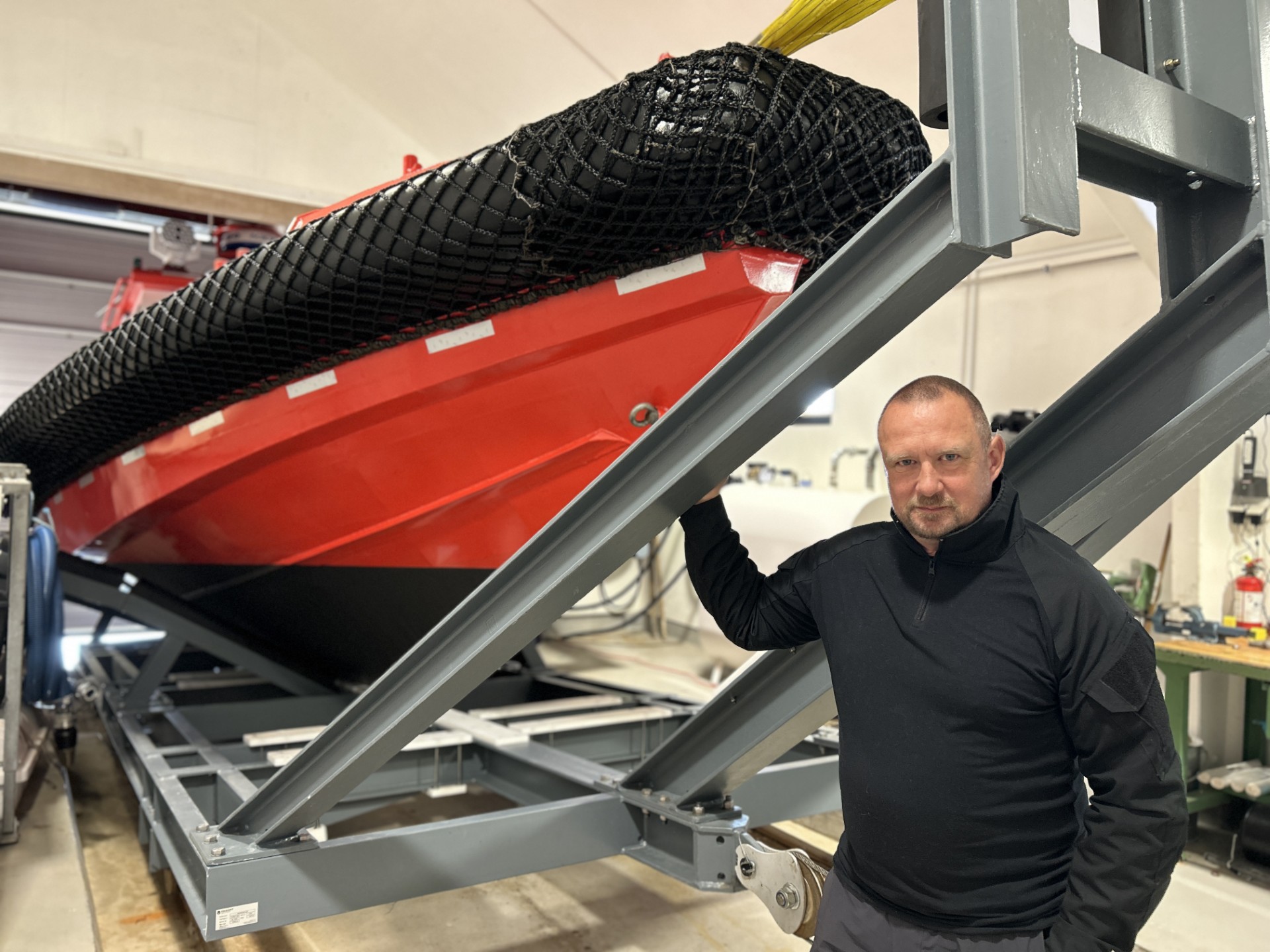 Den nye båd er godt to meter større i både bredden og længden end den gamle, fortæller stationsleder Dennis Jørgensen.