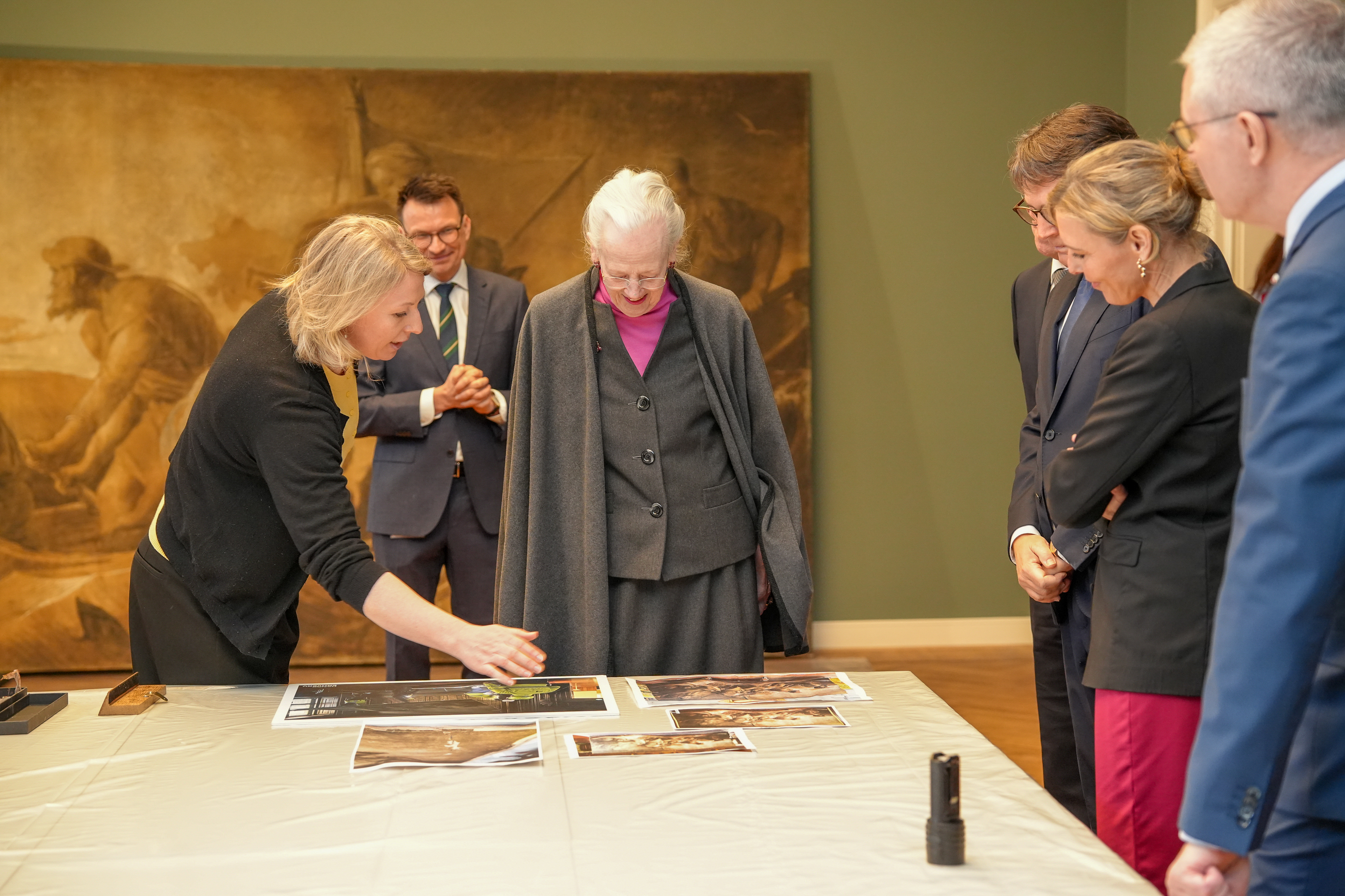 Dronning Margrethe besigtigede kunstværket, da det var ankommet til Børsen.