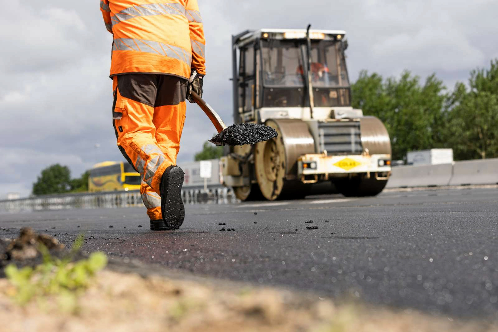 Der skal ny asfalt på en del af Holbækmotorvejen.