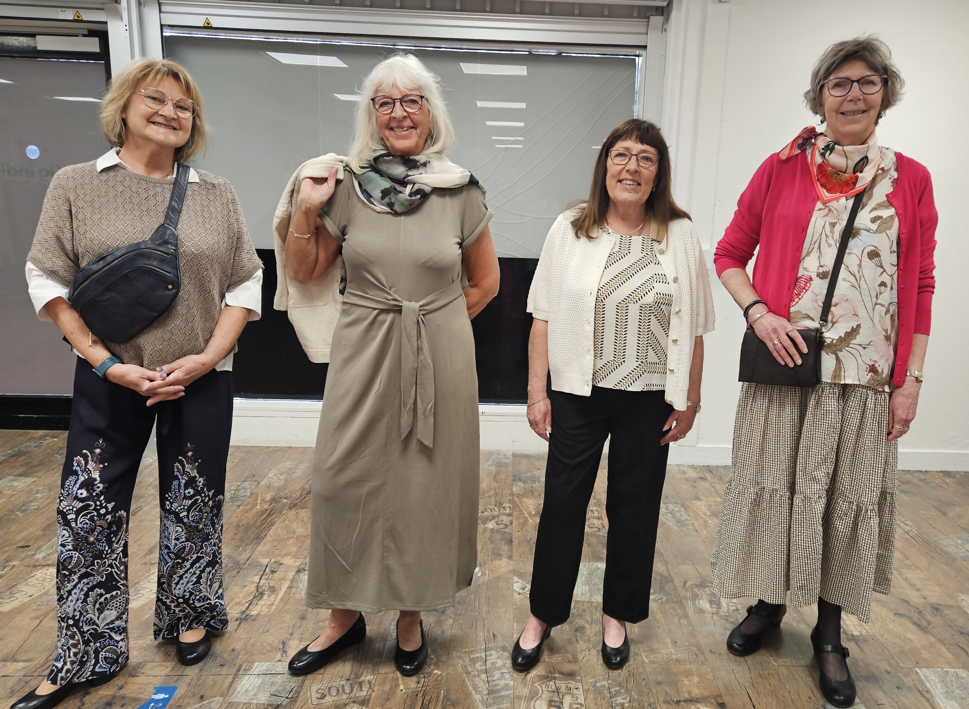 Den 12. april havde Ældre Sagen i Vallensbæk atter fået arrangeret Modeshow hos dametøjs forretningen Charlotte F i Albertslund Centret.