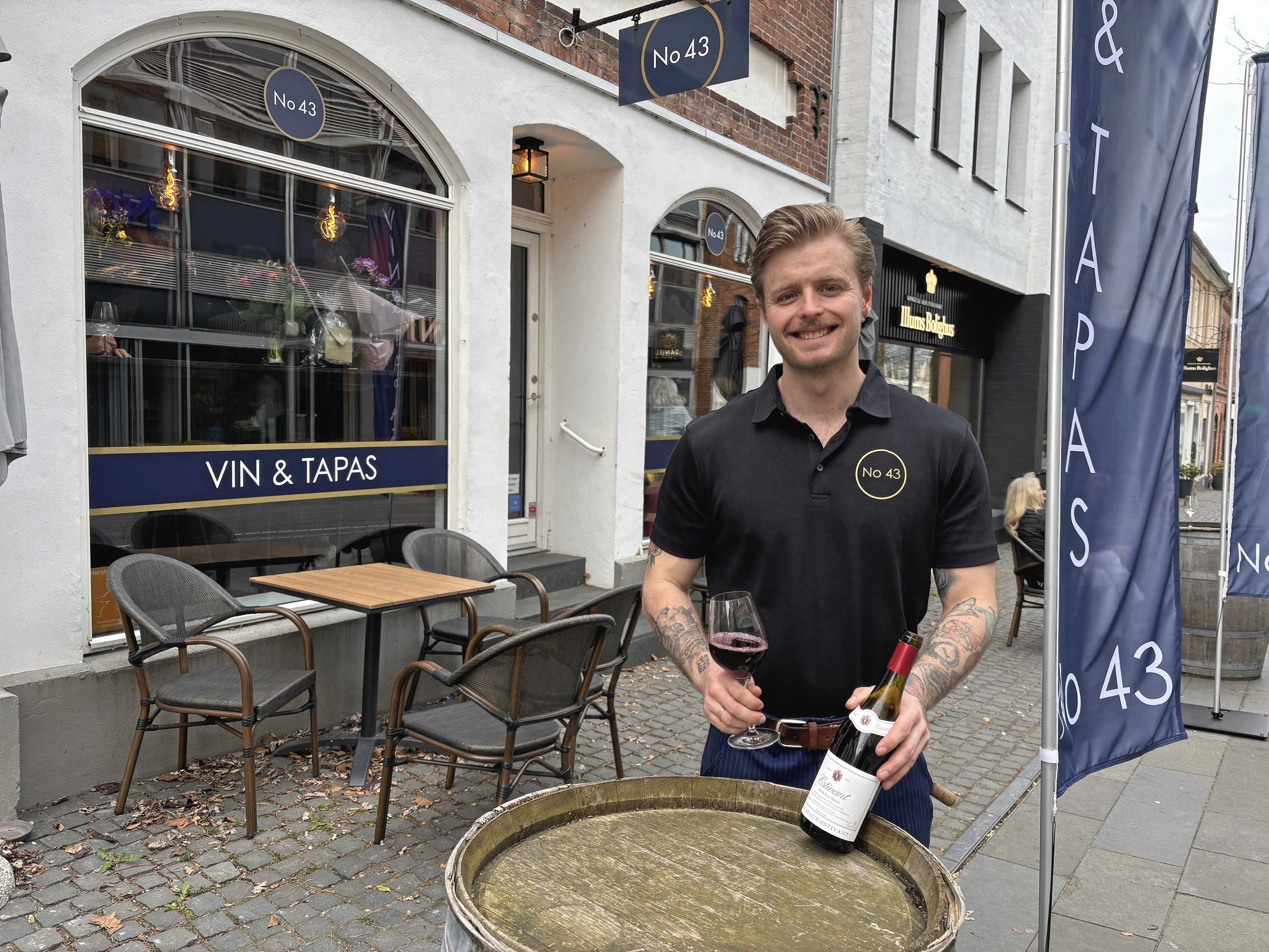 For de faste vinbar-gæster i Hørsholm er Simon Kirkegaard et kendt ansigt. Han fortsætter i No.43, som daglig bestyrer og medejer.