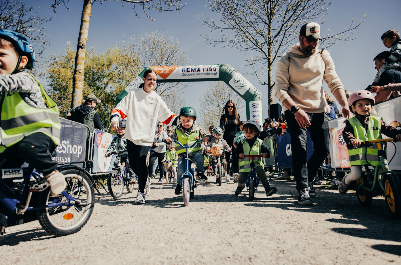 Arrangørerne har skærmet cykelruten for trafik, så børnene trygt kan cykle sammen med deres forældre.