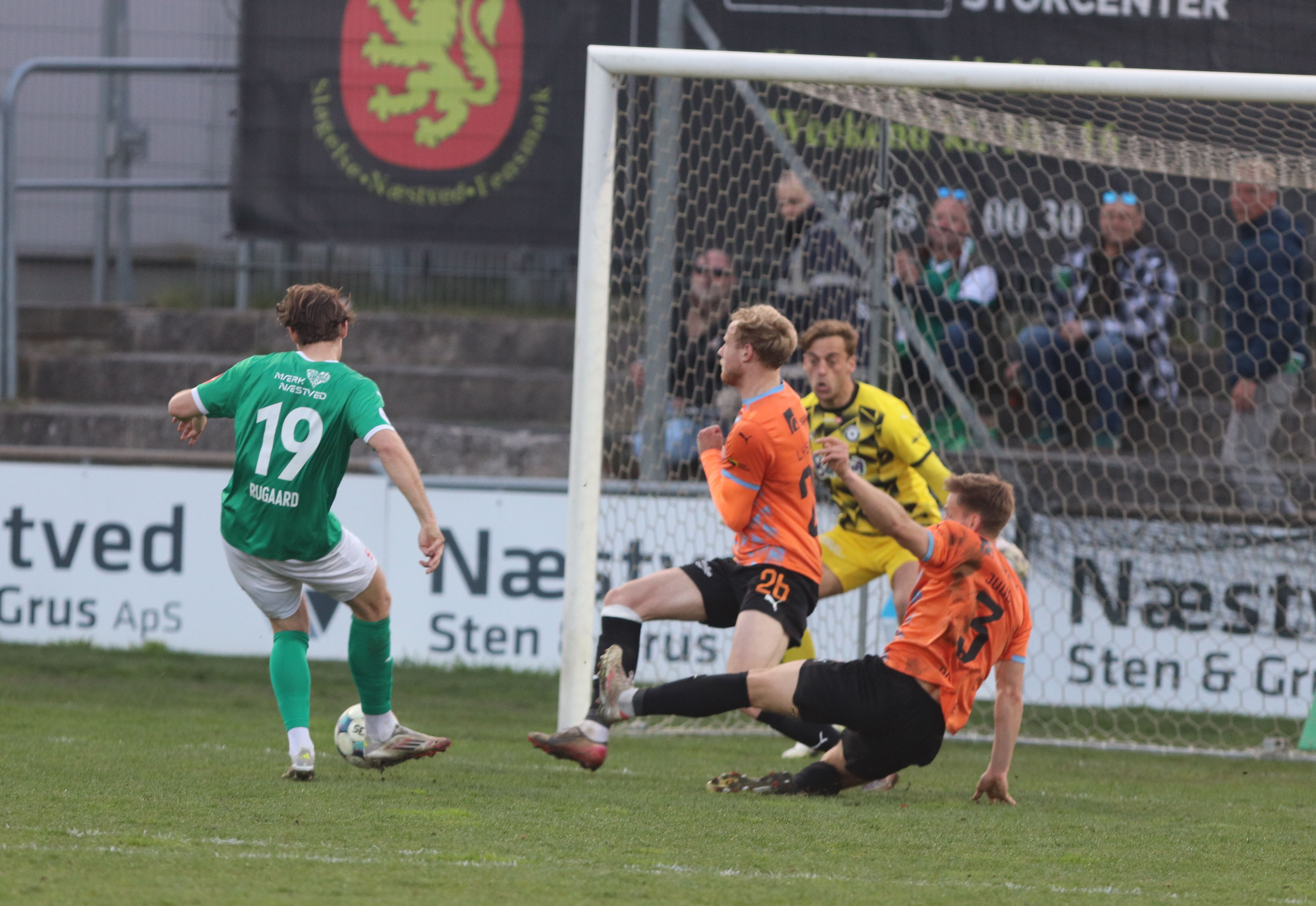 Malthe Rugaard med en 'skævert' på Næstveds største chance i kampen.