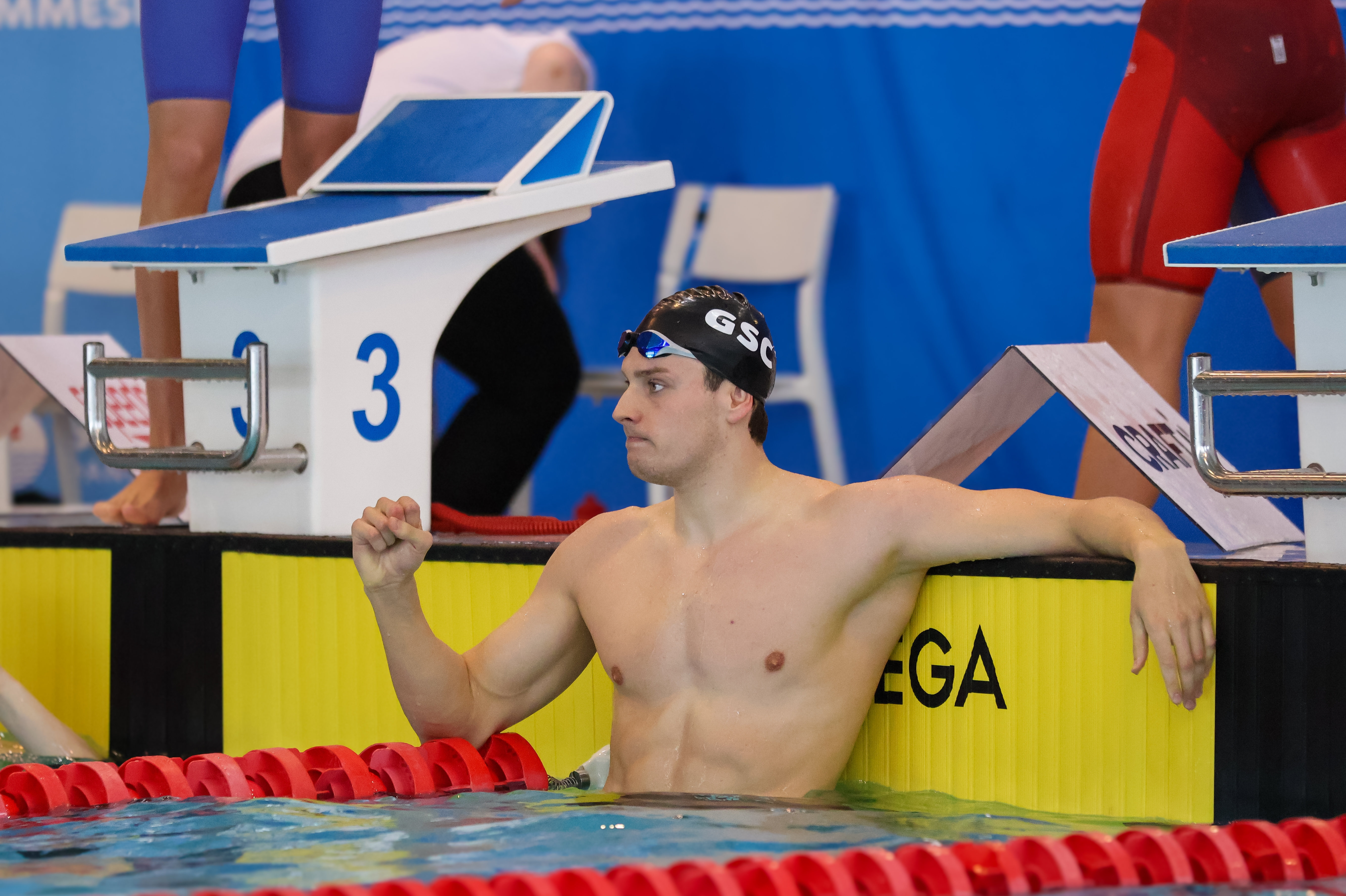 Frederik Riedel Lentz er den første danske herresvømmer til at præstere en tid hurtigere end 49 sekunder i discplinen 100 meter frisvømning på langbane.