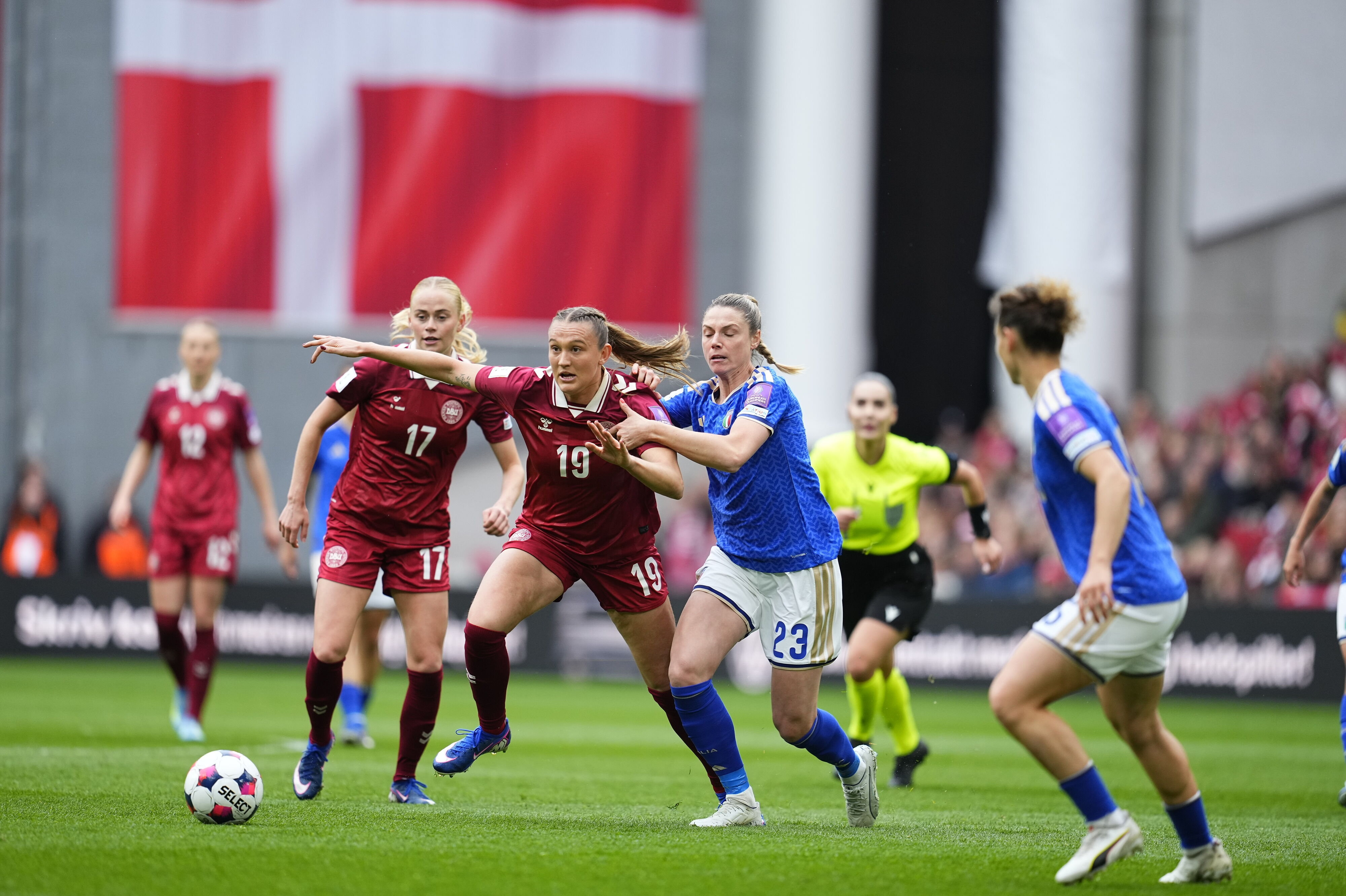 Cecilie Fløe sled og slæbte i den danske angreb, men fik ikke sat samme aftryk mod Italien som tidligere på ugen mod Sverige.