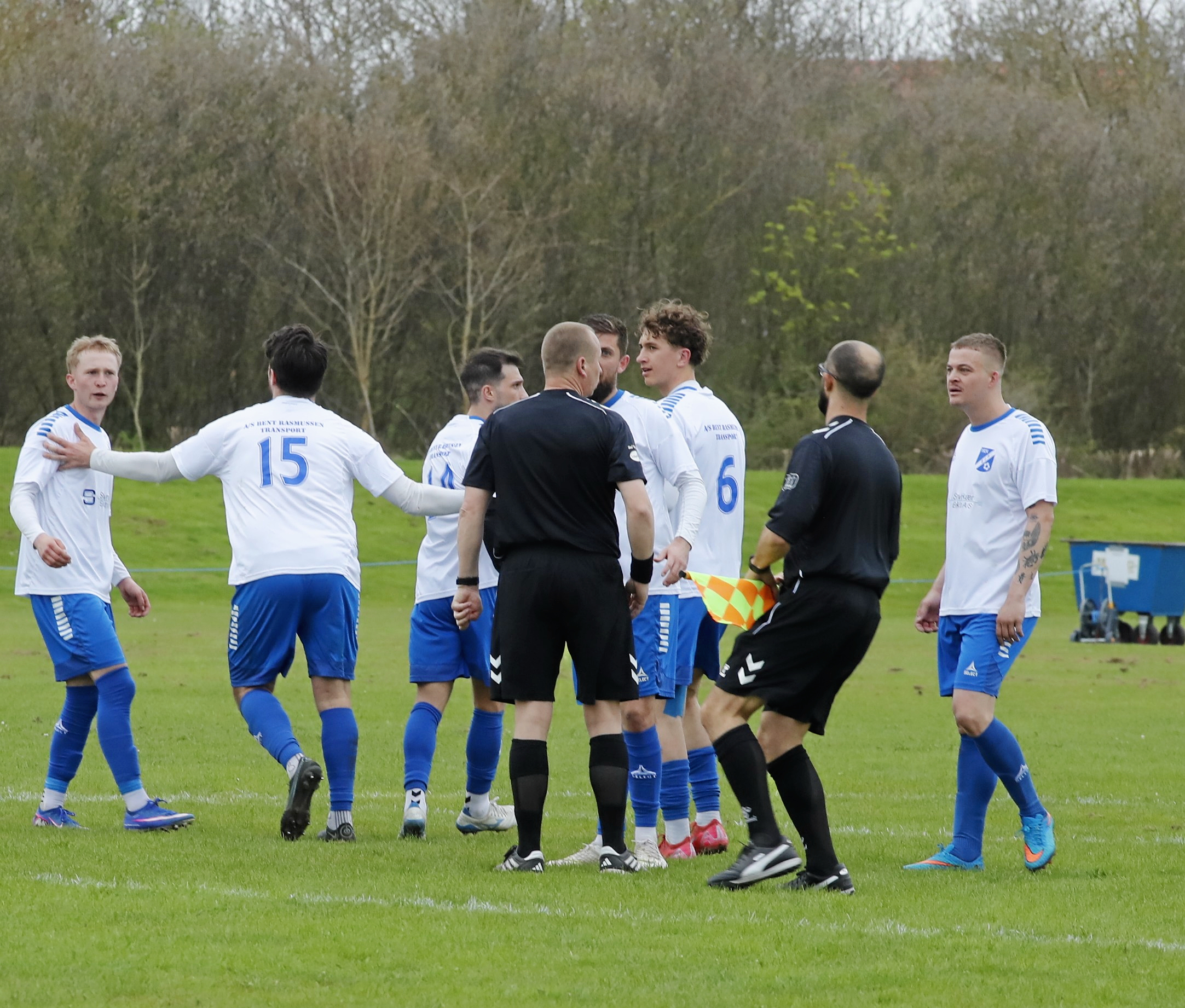 Uro efter sidste fløjt, hvor det ender med rødt kort til en Svinninge-spiller.