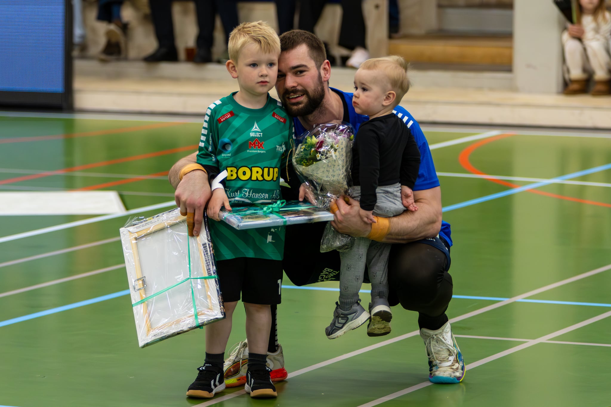 Joachim Møller og hans to drenge, Angus (tv.) og Lauge - efter at Joachim var blevet hyldet foran TMS-publikummet.