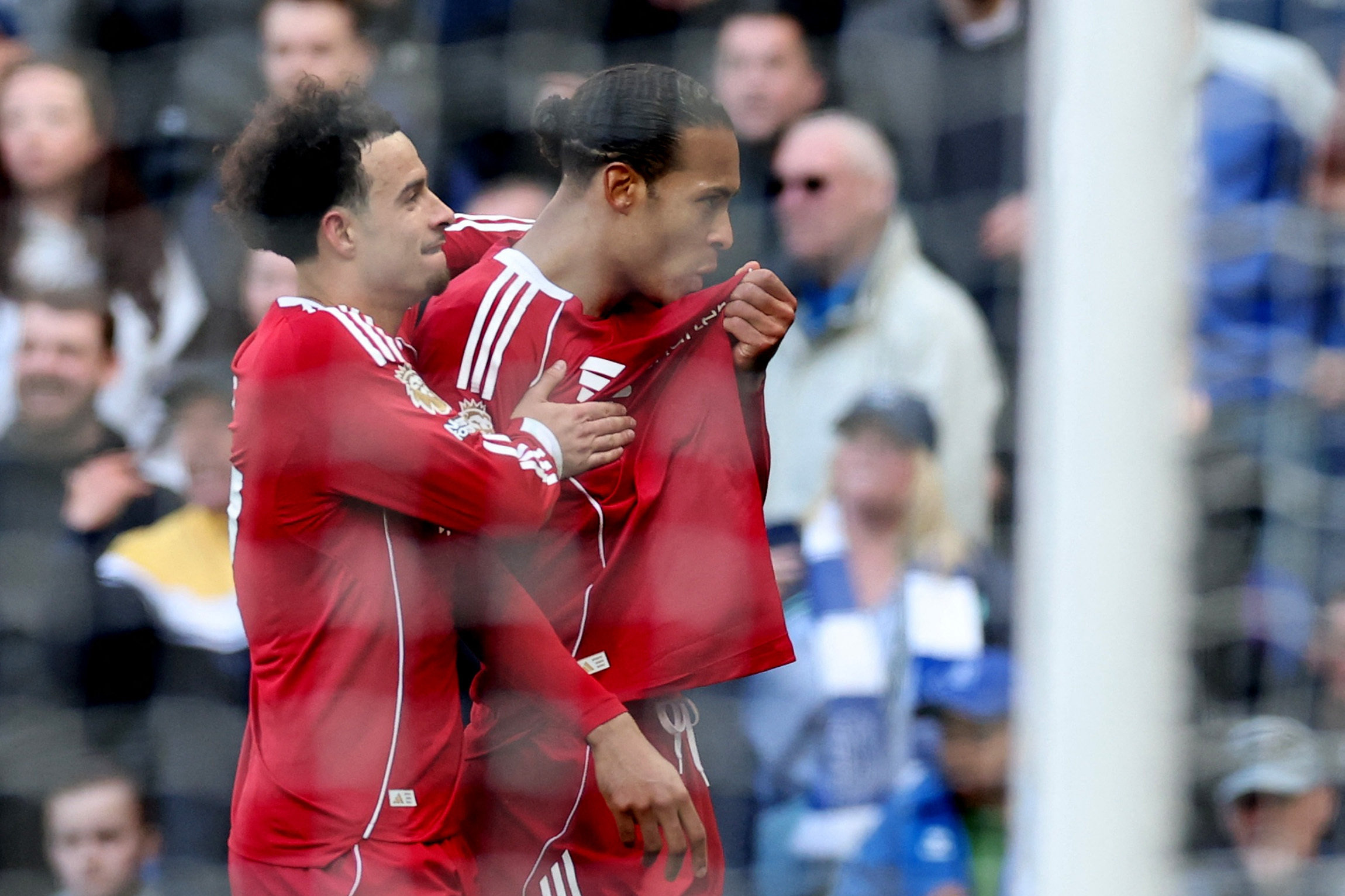 Liverpools Virgil van Dijks sene scoring afgjorde kampen mod Everton.