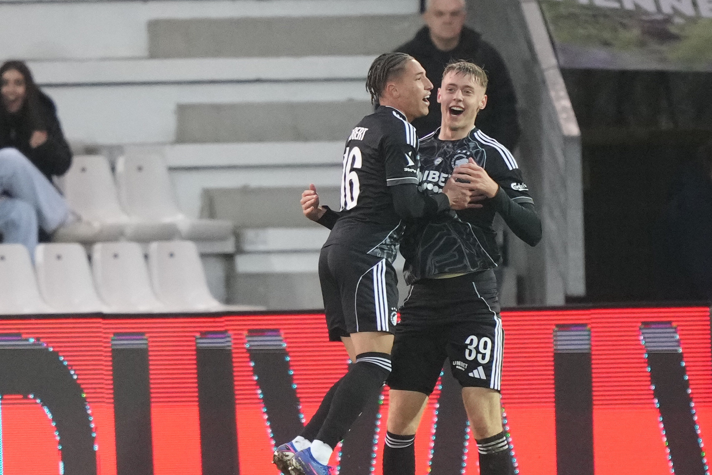 FC Københavns Viktor Dadason jubler efter sin scoring mod Vejle.