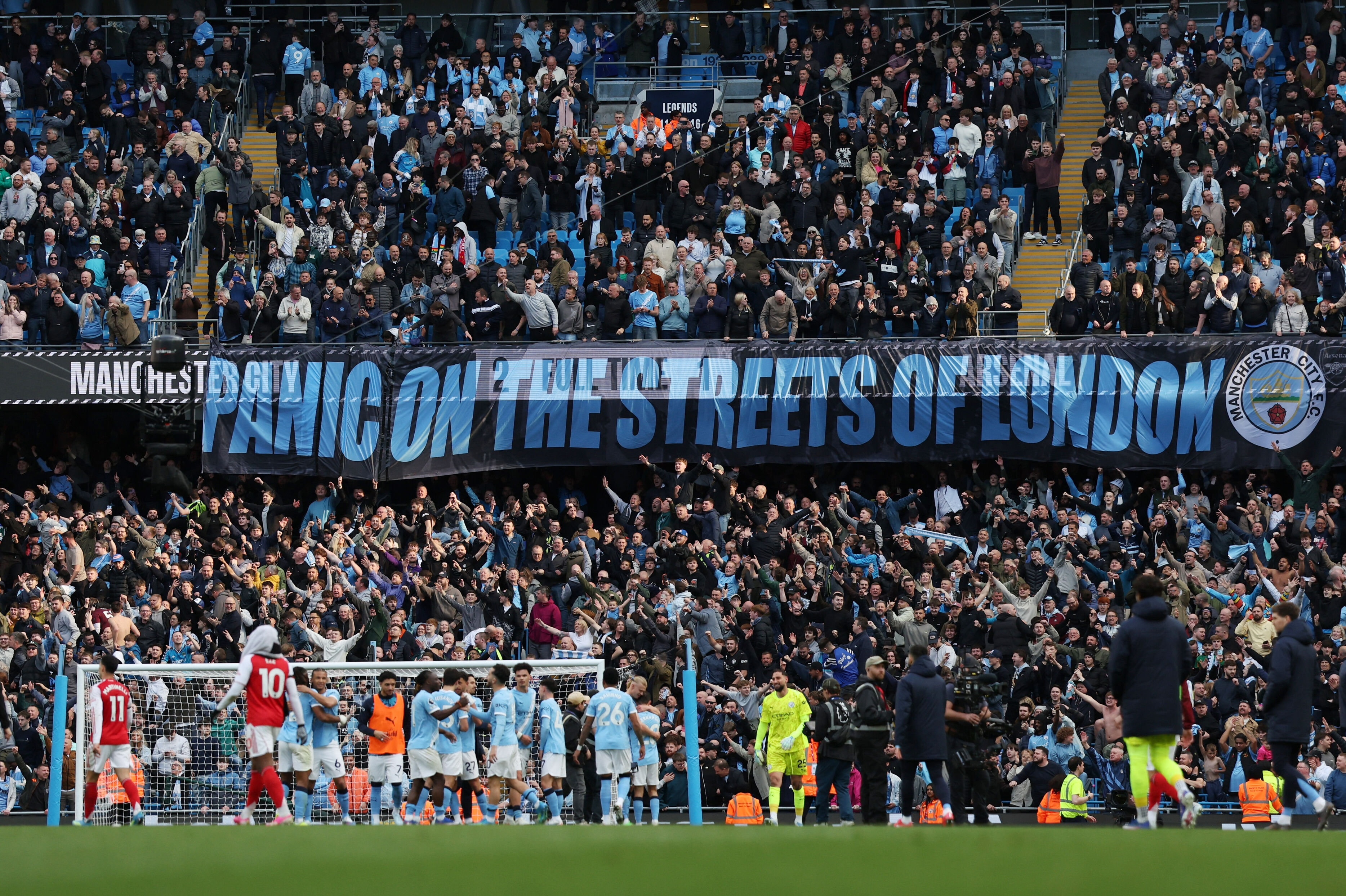 Manchester Citys fans benyttede sejren på Etihad Stadium til at drille Arsenals tilhængere med et banner.