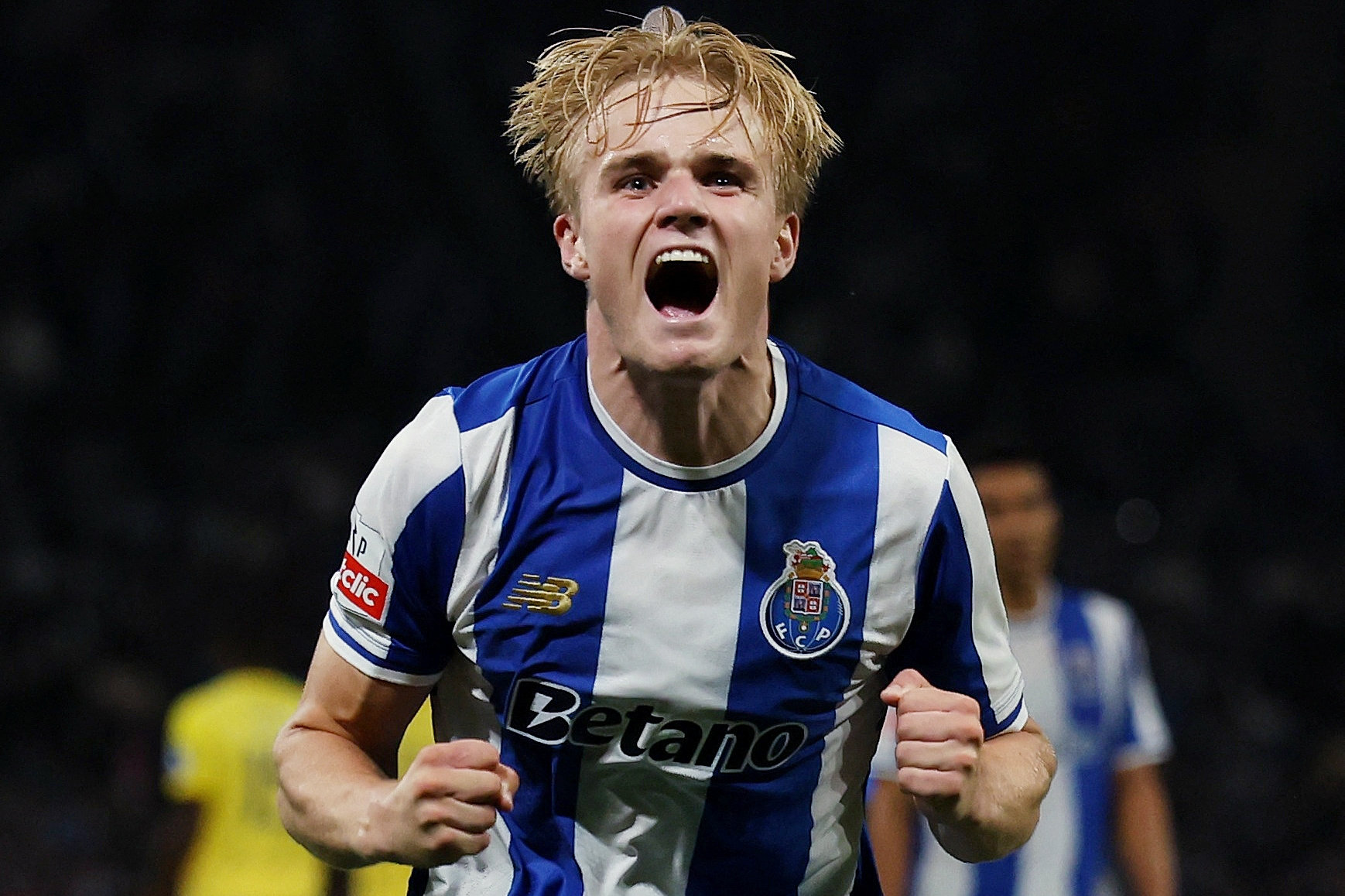 FC Portos Victor Froholdt fejrer sin scoring til 2-0 mod bundproppen Tondella.