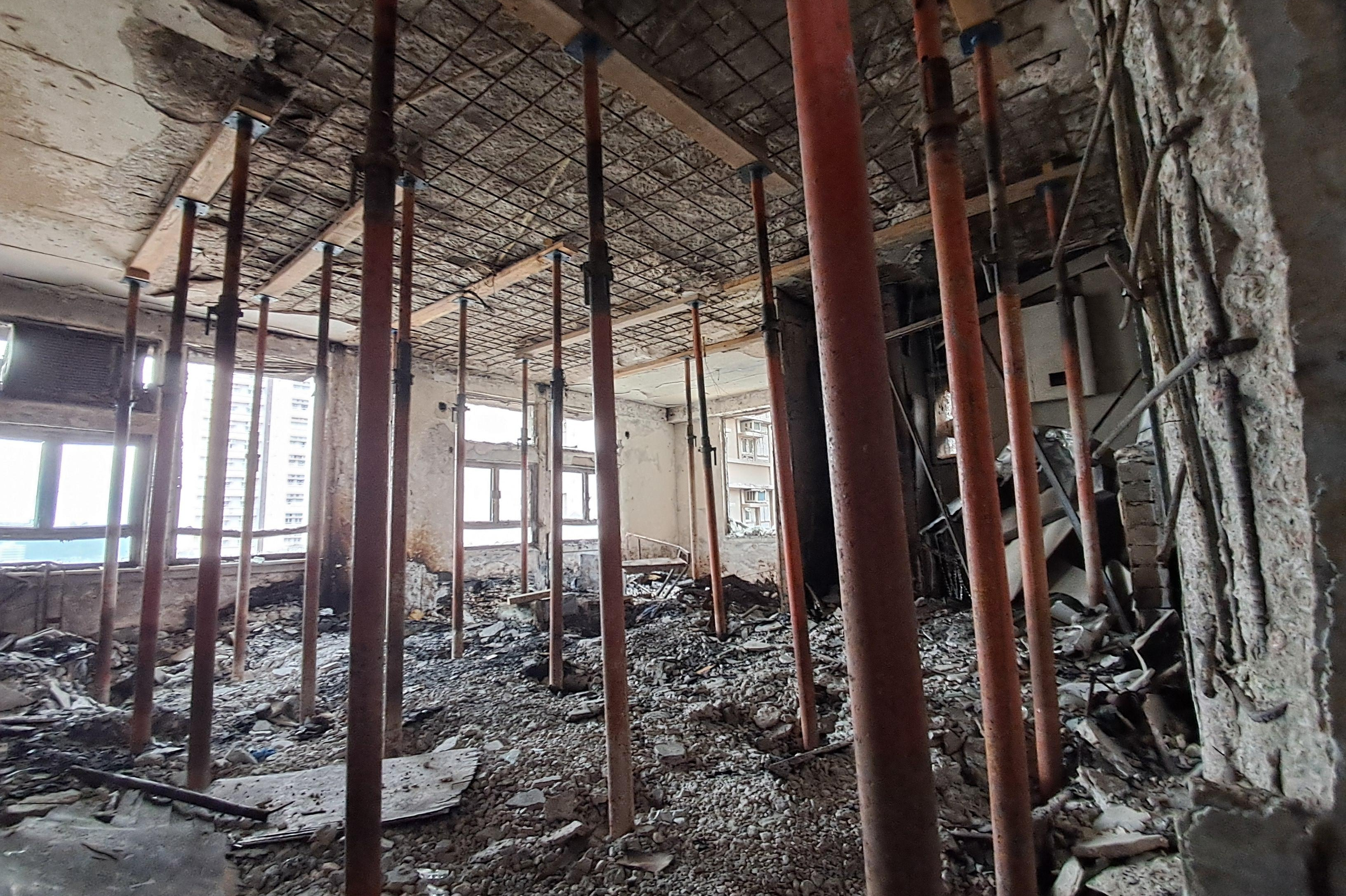 Nogle lejligheder er fuldstændig udbrændte efter sidste års voldsomme brand i Hongkong. (Arkivfoto)