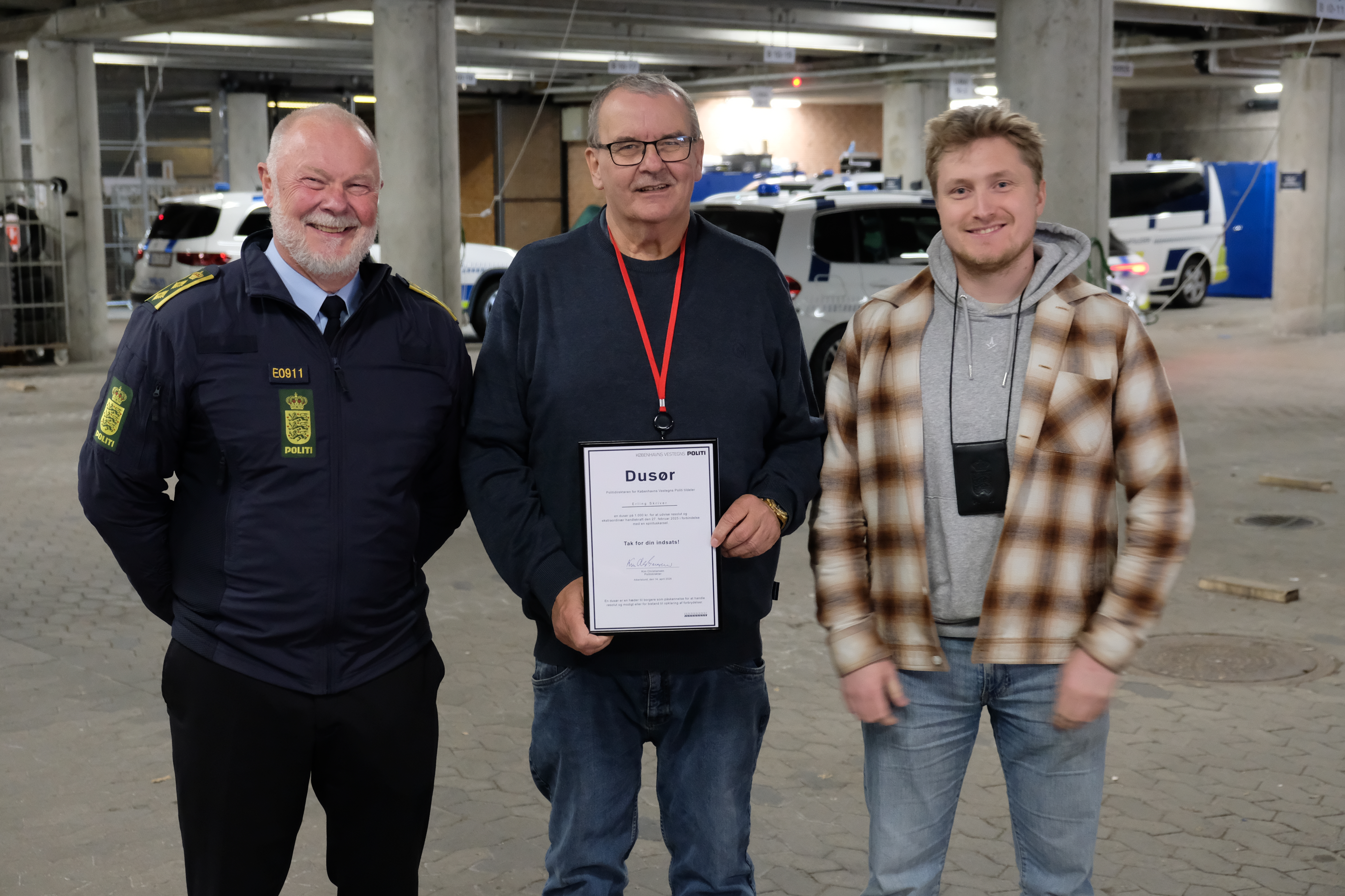 64-årige Erling Skriver tøvede ikke med at blande sig, da han så en lastbil slingre voldsomt på motorvejen. Det har politiet nu honoreret.