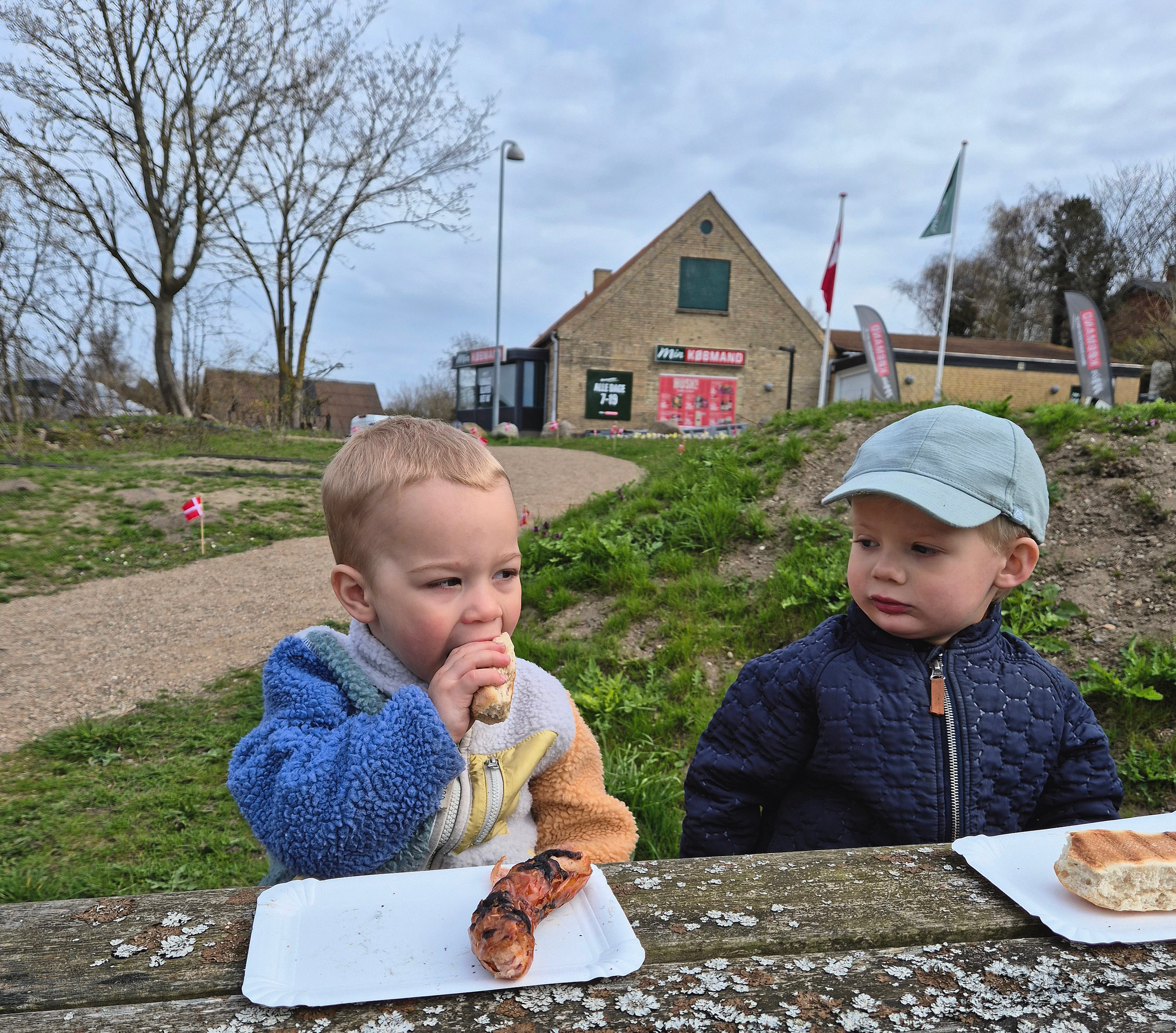 Snoreklipperne Otto og Otto fik lidt at spise til indvielsen. - Presse Snoreklipperne Otto og Otto fik lidt at spise til indvielsen.