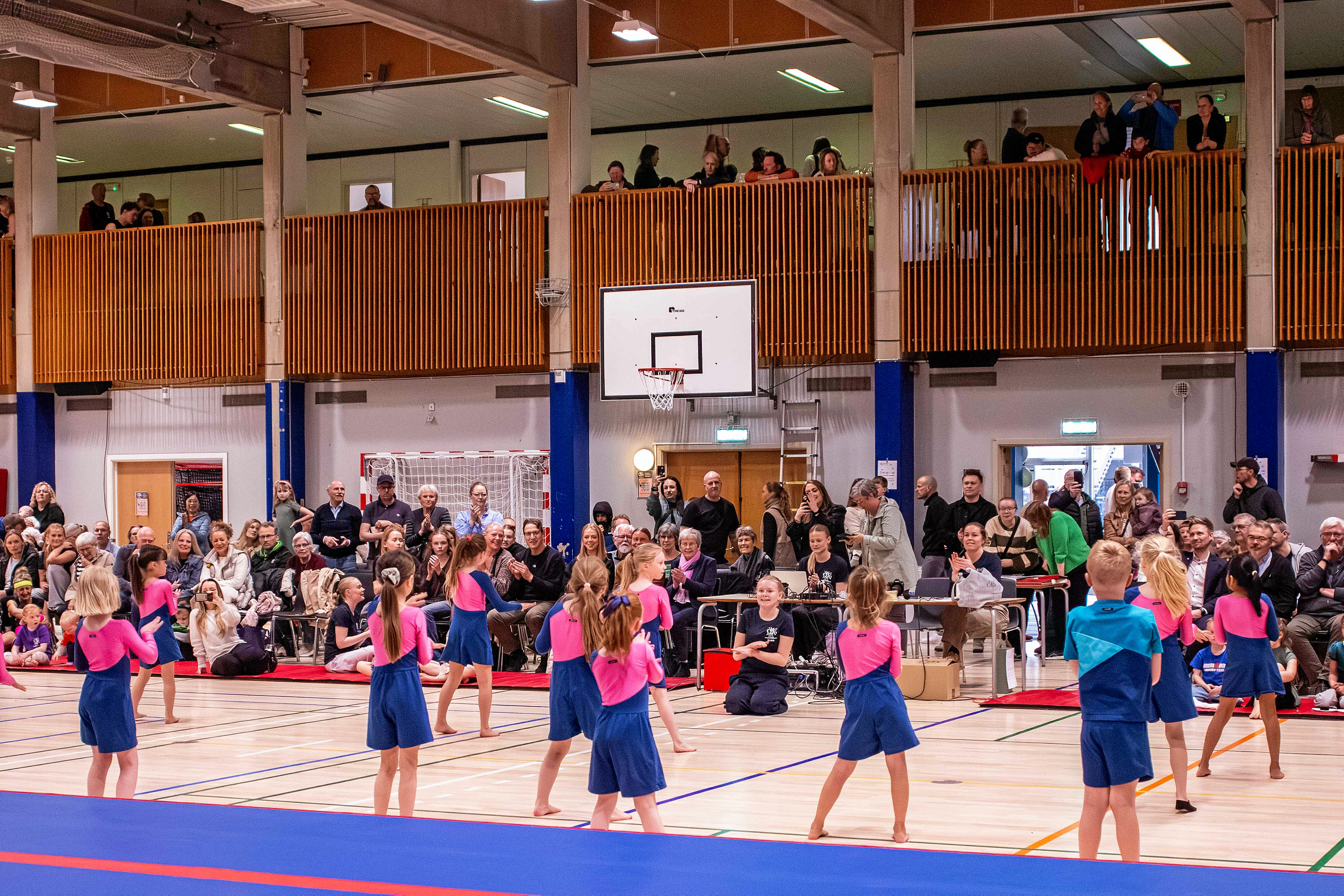 Holdet "Spilopperne" opviser foran publikum i Stenløse Hallen til deres tema 1950’erne med musik af Elvis Presley”