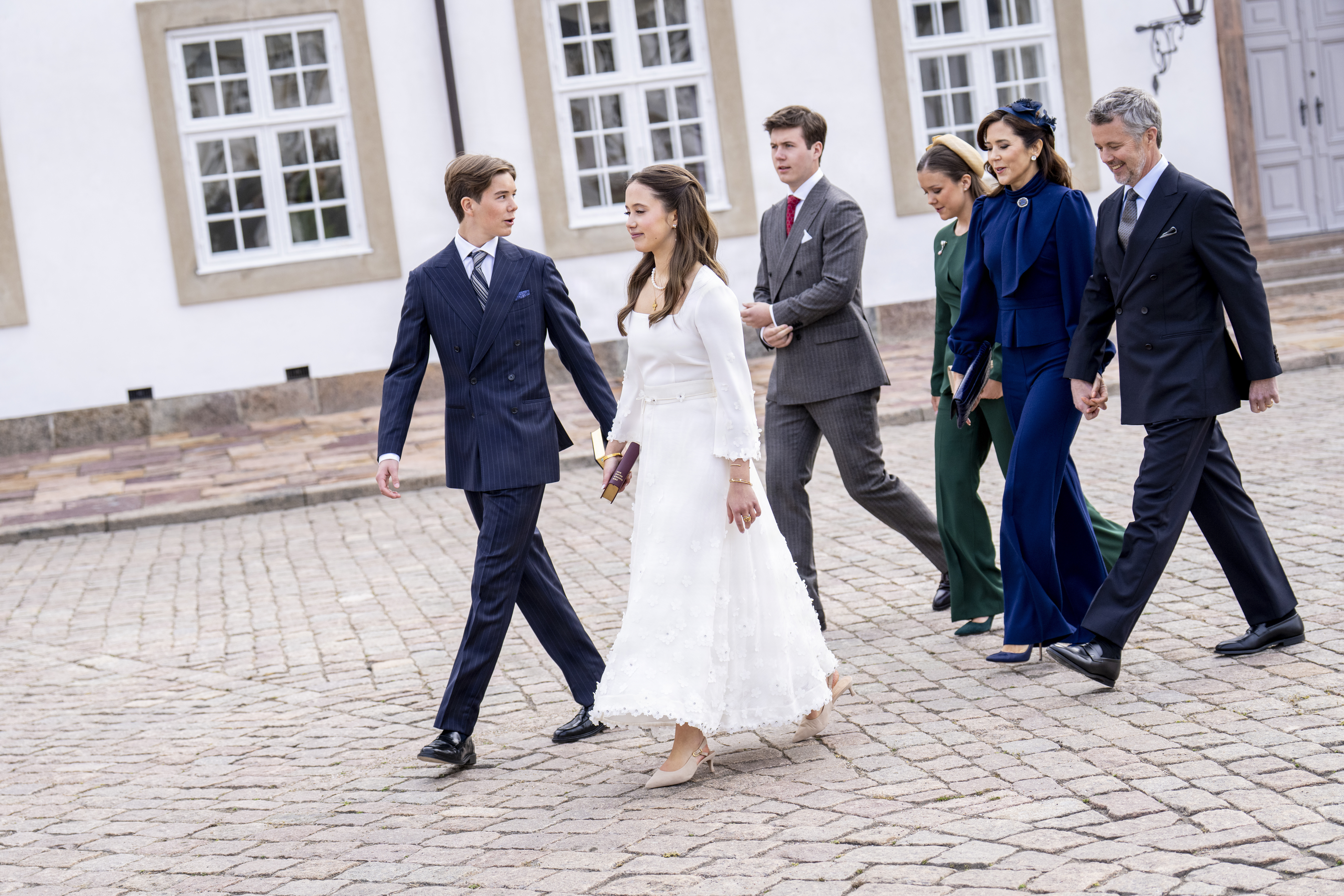 Prins Vincent og prinsesse Josephine blev i lørdags konfirmeret i Fredensborg Slotskirke. Efterfølgende blev det holdt en privat fest for de royale konfirmander i Orangeriet ved Fredensborg Slot.