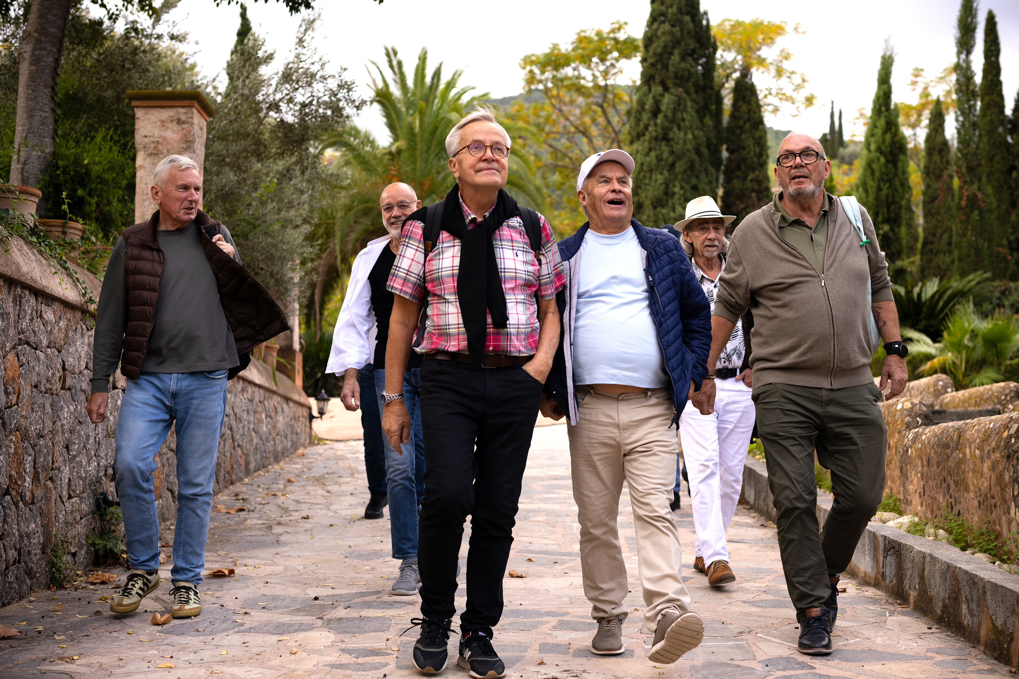 73-årige Tom Ammitzholt ankommer til "Hotel Romantik" i ternet skjorte. Han lever med bivirkninger efter en kræftoperation, og det er han helt ærlig omkring: - Jeg er en lille smule inkontinent, så jeg har nogle bleer med, som jeg bruger, siger han, og den facon kaster mange roser af sig.