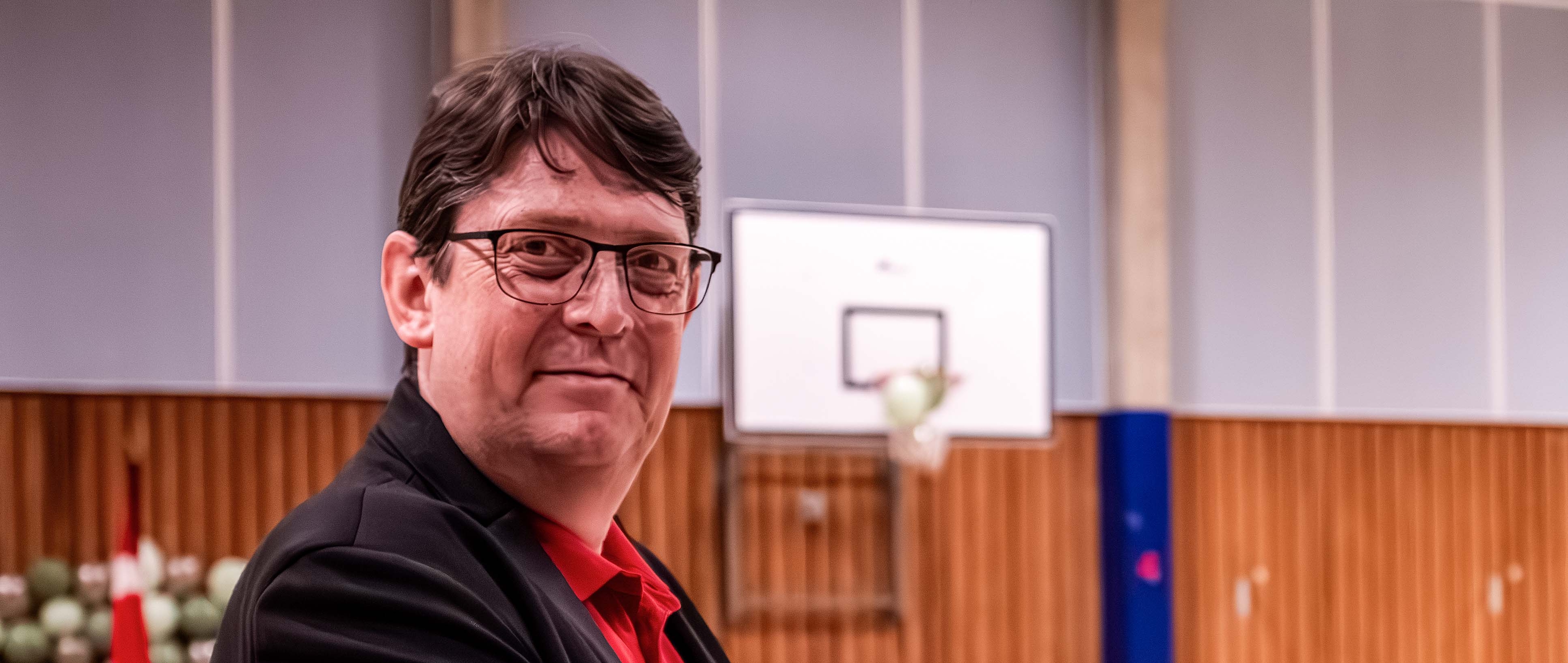 Viceborgmester Jens Skov overrækker en gave fra Egedal Kommune til forperson i Stenløse Gymnastikforening, Mie Bolvig Sørensen. - Stenløse Gymnastikforening Viceborgmester Jens Skov overrækker en gave fra Egedal Kommune til forperson i Stenløse Gymnastikforening, Mie Bolvig Sørensen.