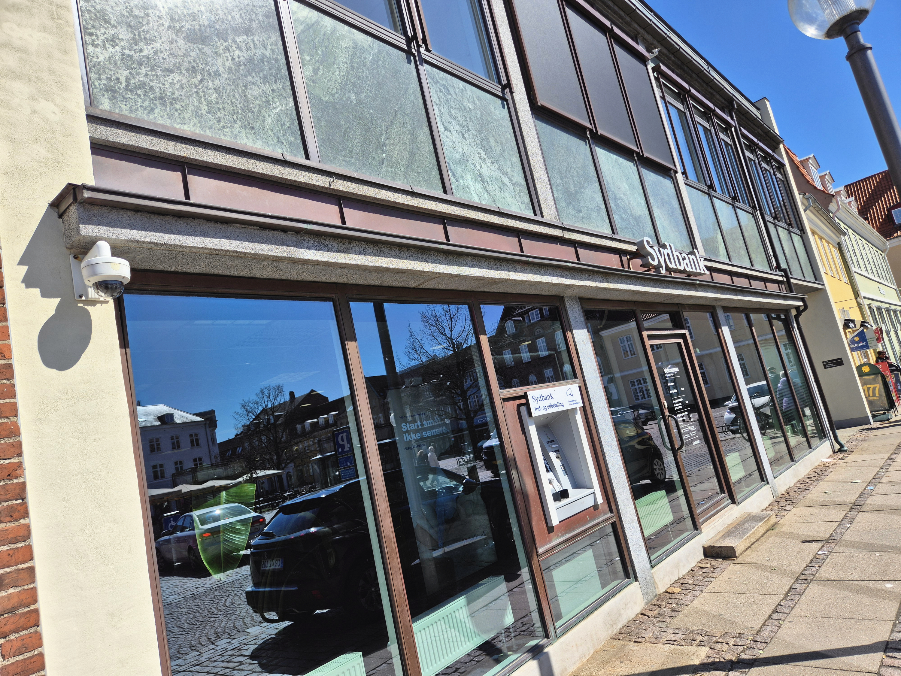 - Vi har set meget frem til at kunne fortælle, at vi blot få måneder efter fusionen har fået afklaret rammerne for bankens fremtid her i Køge, fortæller privatdirektør Charlotte Fokdal, AL Sydbank.