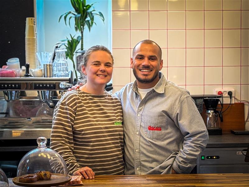Hvis man før har siddet på cafe i Hillerød og drukket kaffe, kender man måske Oscar, der nu har åbnet sit eget sted med sin forlovede.